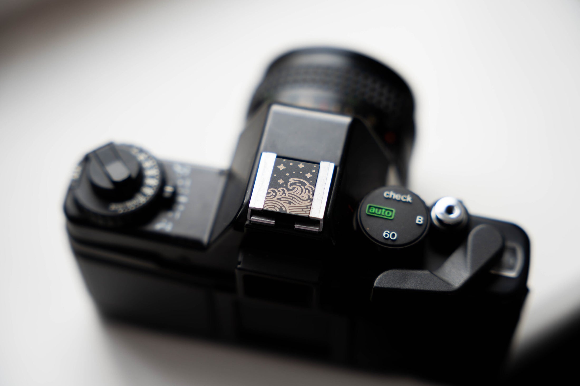 Gepersonaliseerde flitsschoen – "The Japanese Wave" – op maat gegraveerd ontwerp voor camera liefhebbers