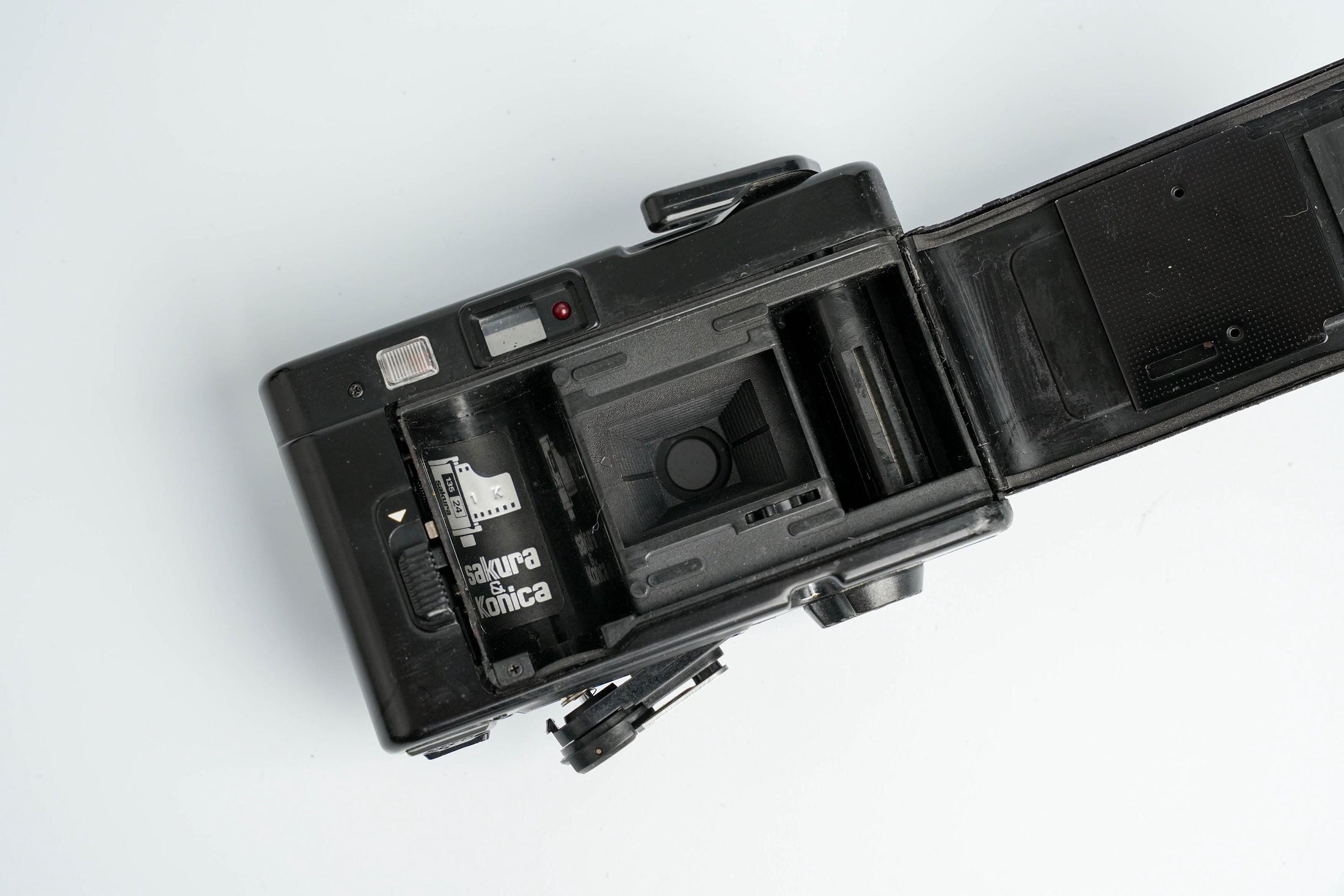 Konica C35 EF3 – Compacte 35mm Point & Shoot met Lichtsterke Hexanon 35mm f/2.8