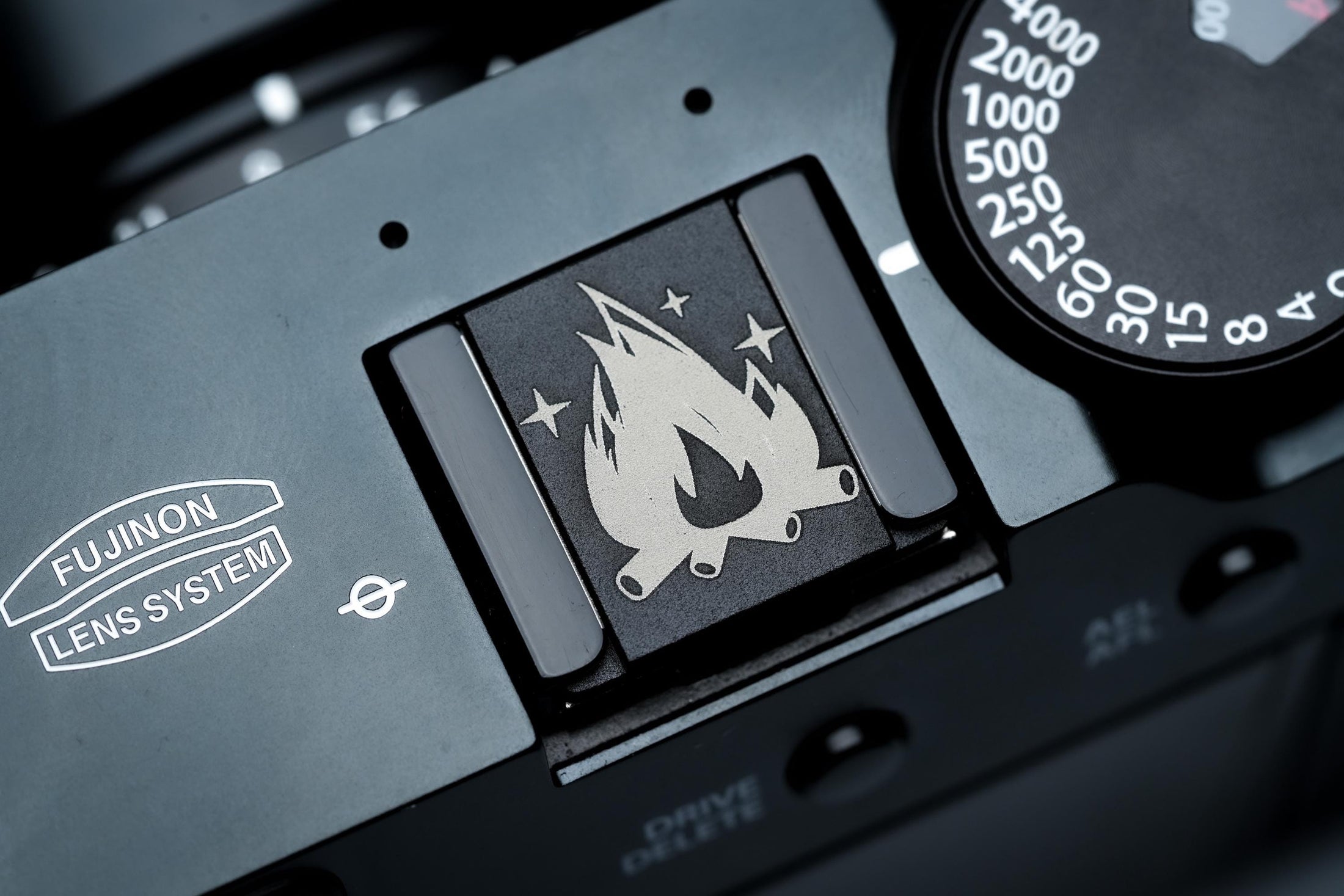 Hotshoe cover kampvuur gravure – lasergegraveerd zwart aluminium – camera accessoire voor Fujifilm X100VI, Sony, Canon