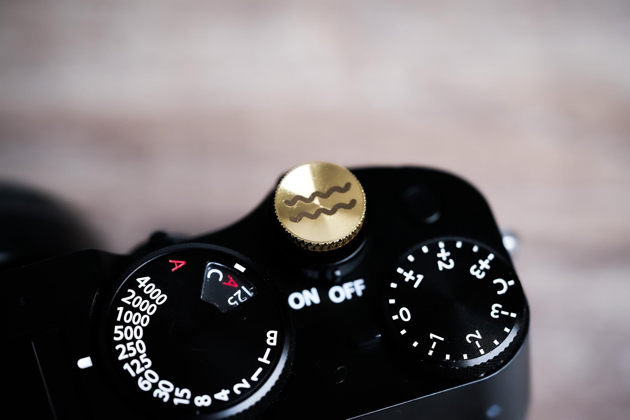 Ontspanknop sterrenbeeld Waterman – Aquarius symbool – licht messing – gelaserd & handgemaakt