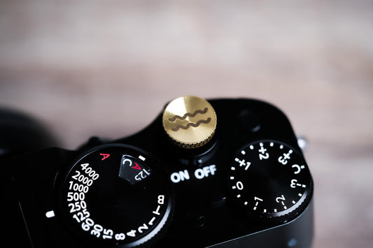 Ontspanknop sterrenbeeld Waterman – Aquarius symbool – licht messing – gelaserd & handgemaakt