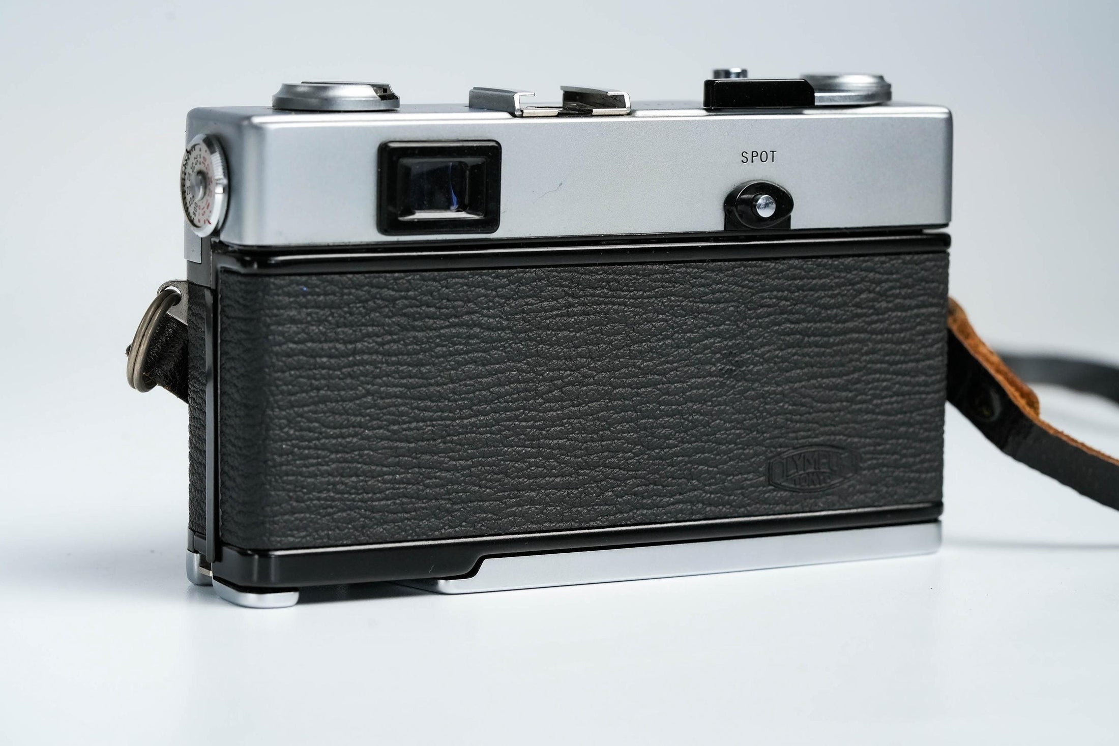 Olympus 35 SP + G. Zuiko 42mm f/1.7 + Gratis Kodak Gold – Zeldzame rangefinder | Volledig werkend | Met leren hoes en lensdop