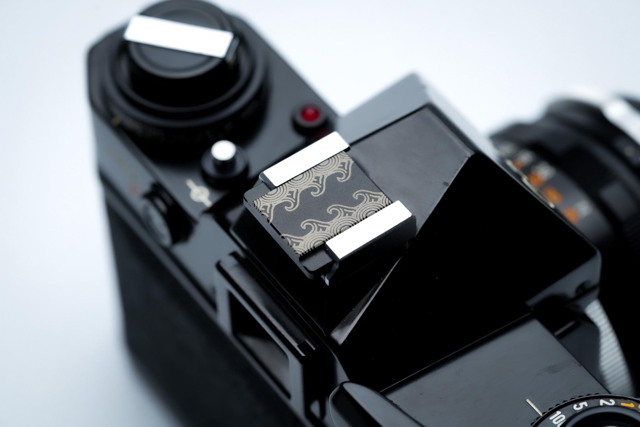 Hotshoe cover Hawaïaanse golven – Japans geïnspireerd golfpatroon gegraveerd in zwart aluminium – flitsschoen sierkap voor Fujifilm X100VI