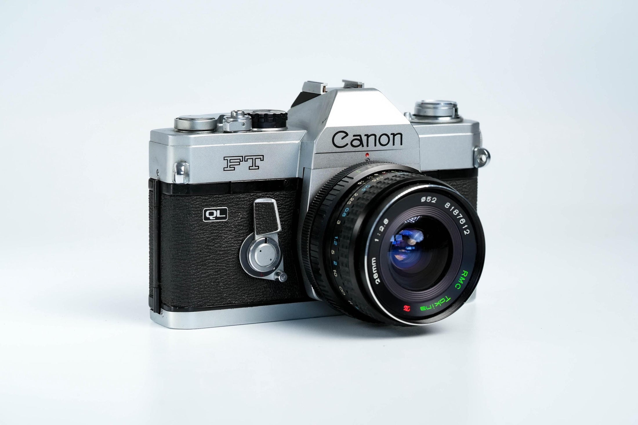 Canon FT QL + Tokina RMC 28mm f/2.8 – Volledig werkend + gratis 35mm film