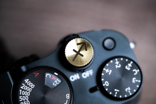 Ontspanknop sterrenbeeld Boogschutter – Sagittarius symbool – licht messing – gelaserd & handgemaakt