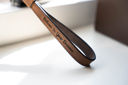 Gepersonaliseerde leren camera polsband - perfect voor veiligheid en stijlvolle fotografie