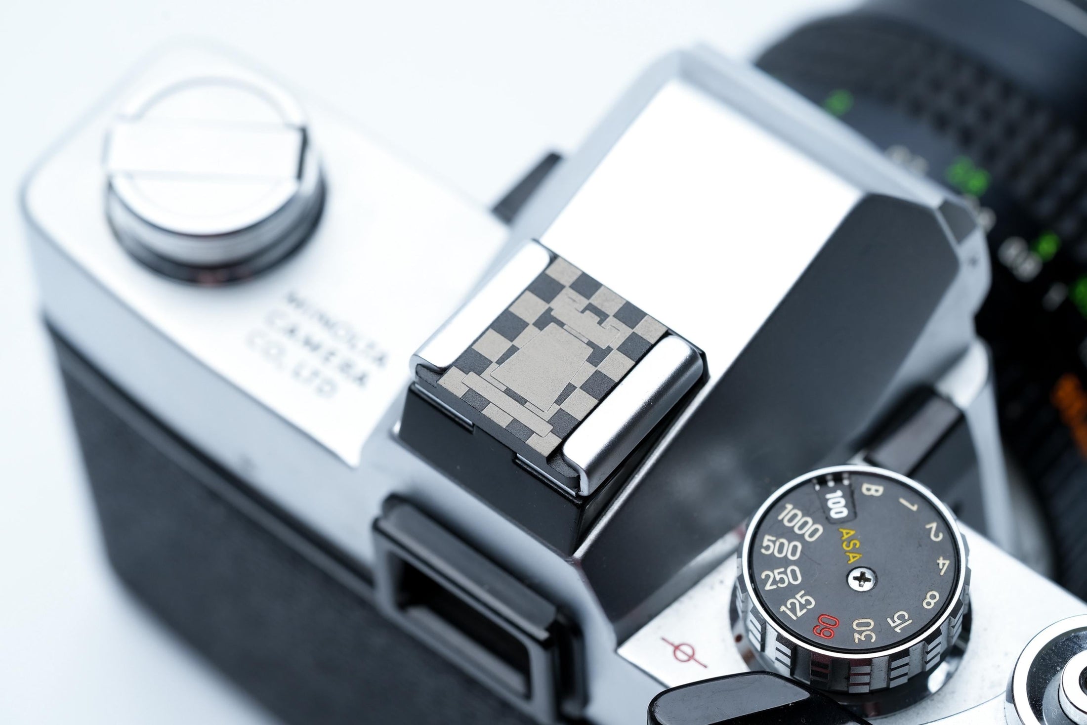 Schaak flitsschoendeksel – Bishop design – gelaserd aluminium – zwart gecoat – schaakbord patroon