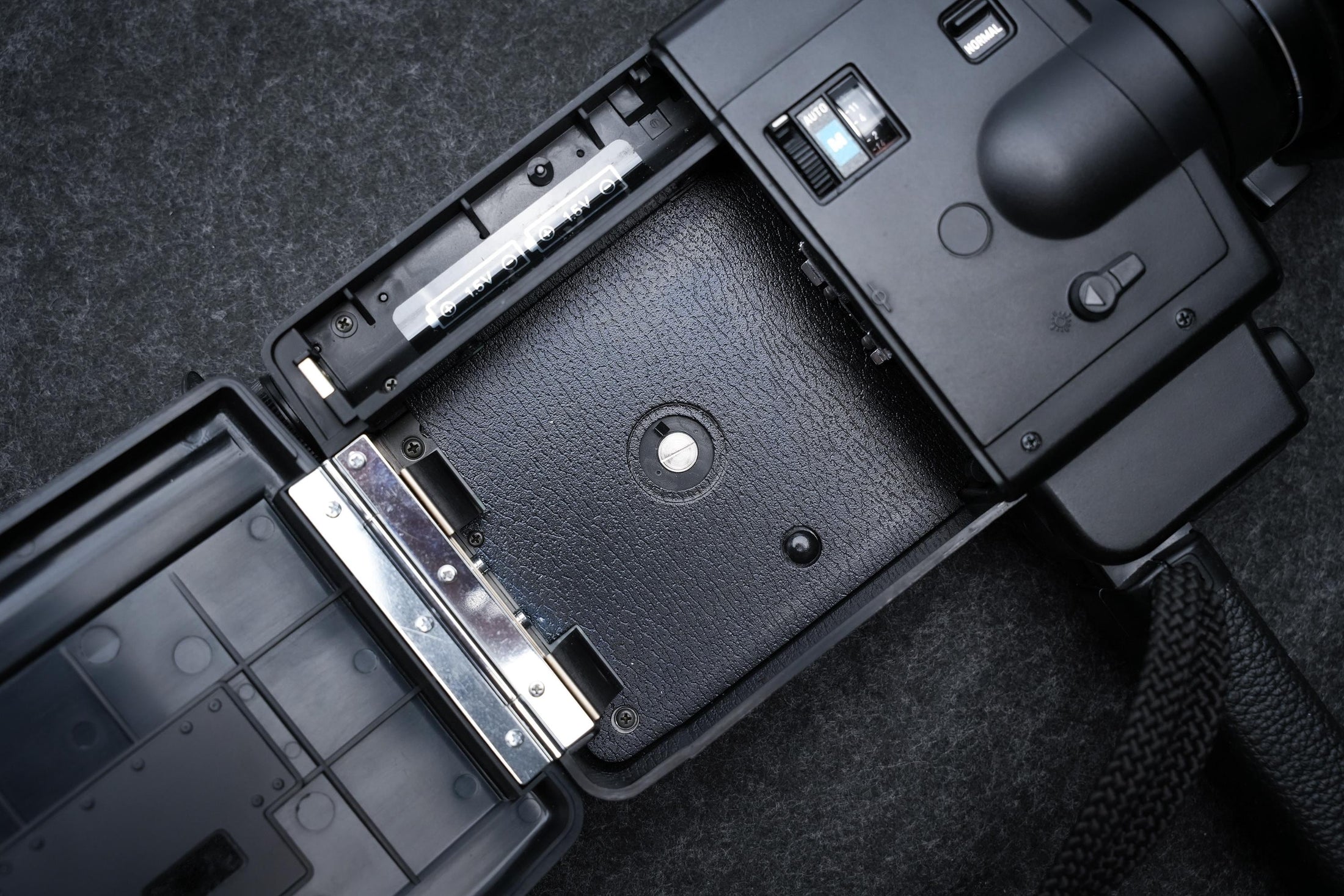 Minolta XL 401 Super 8 Camera uit 1978 – Zwart model met f/1.2 Rokkor-lens – voor creatieve filmmakers, reizigers en retroverzamelaars