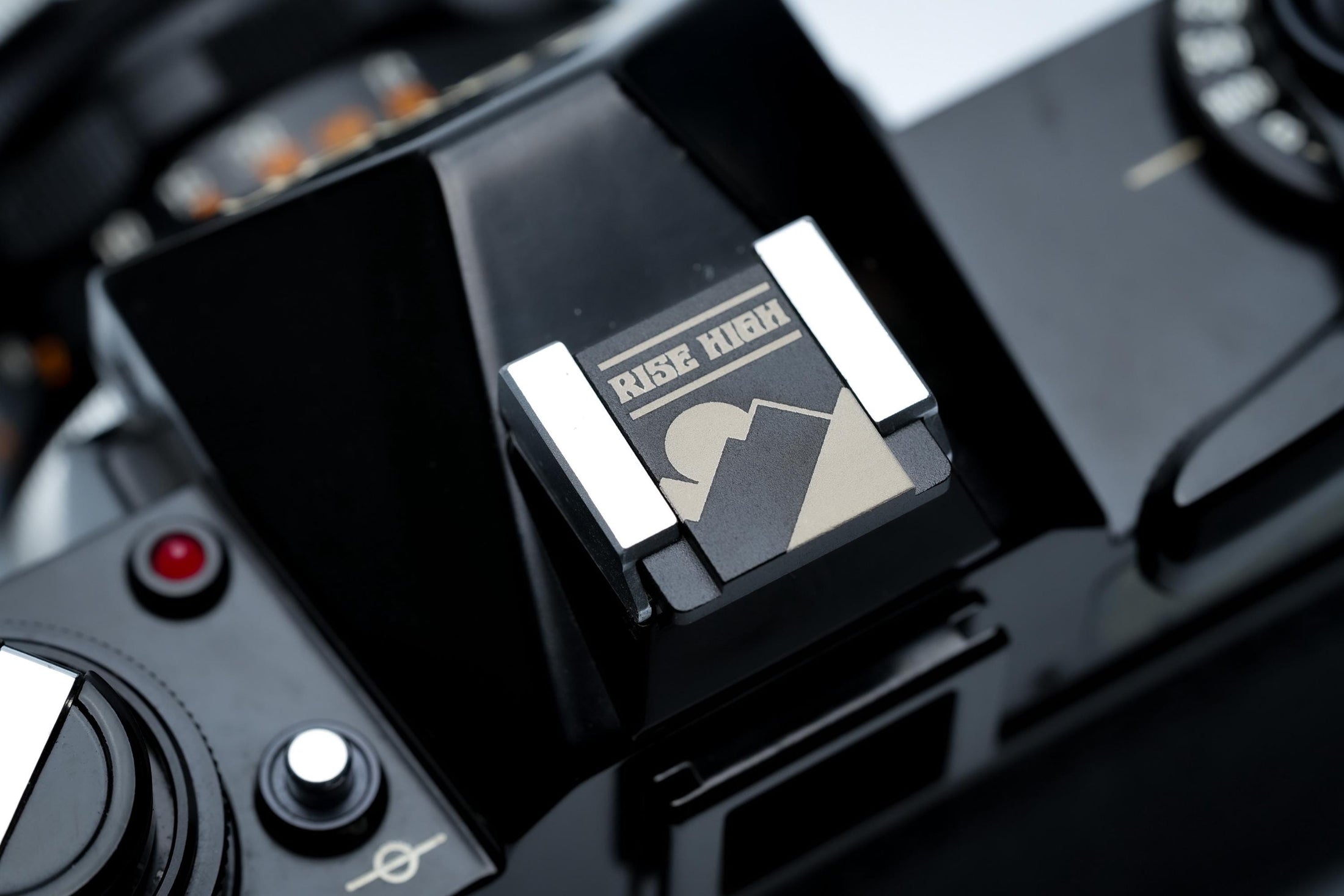 Hotshoe cover bergen & zon – "Rise High" gravure in zwart aluminium – berglandschap camera-accessoire voor Fujifilm X100VI, Sony, Nikon
