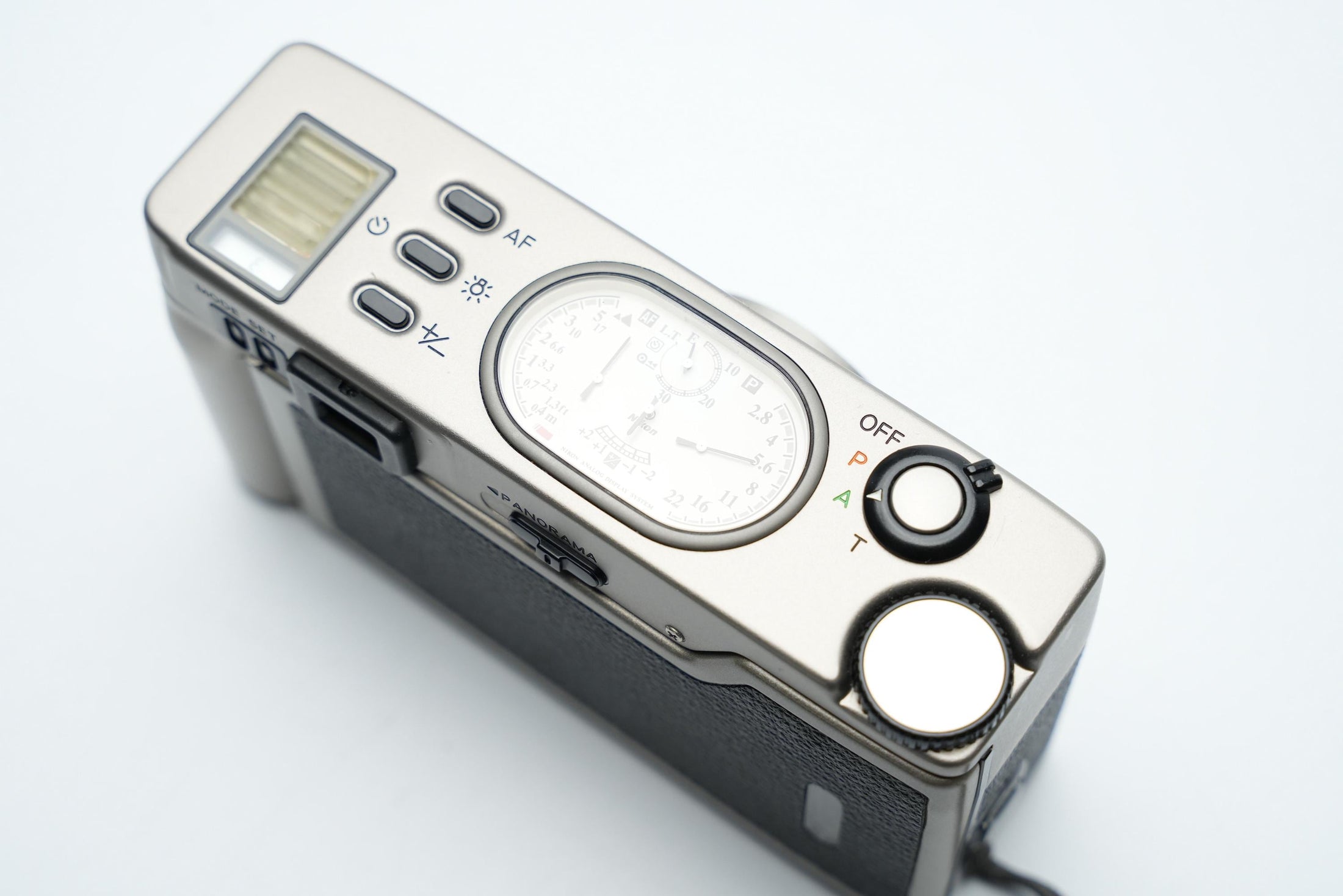 Nikon 35Ti – premium point-and-shoot camera – 1993 – titanium behuizing