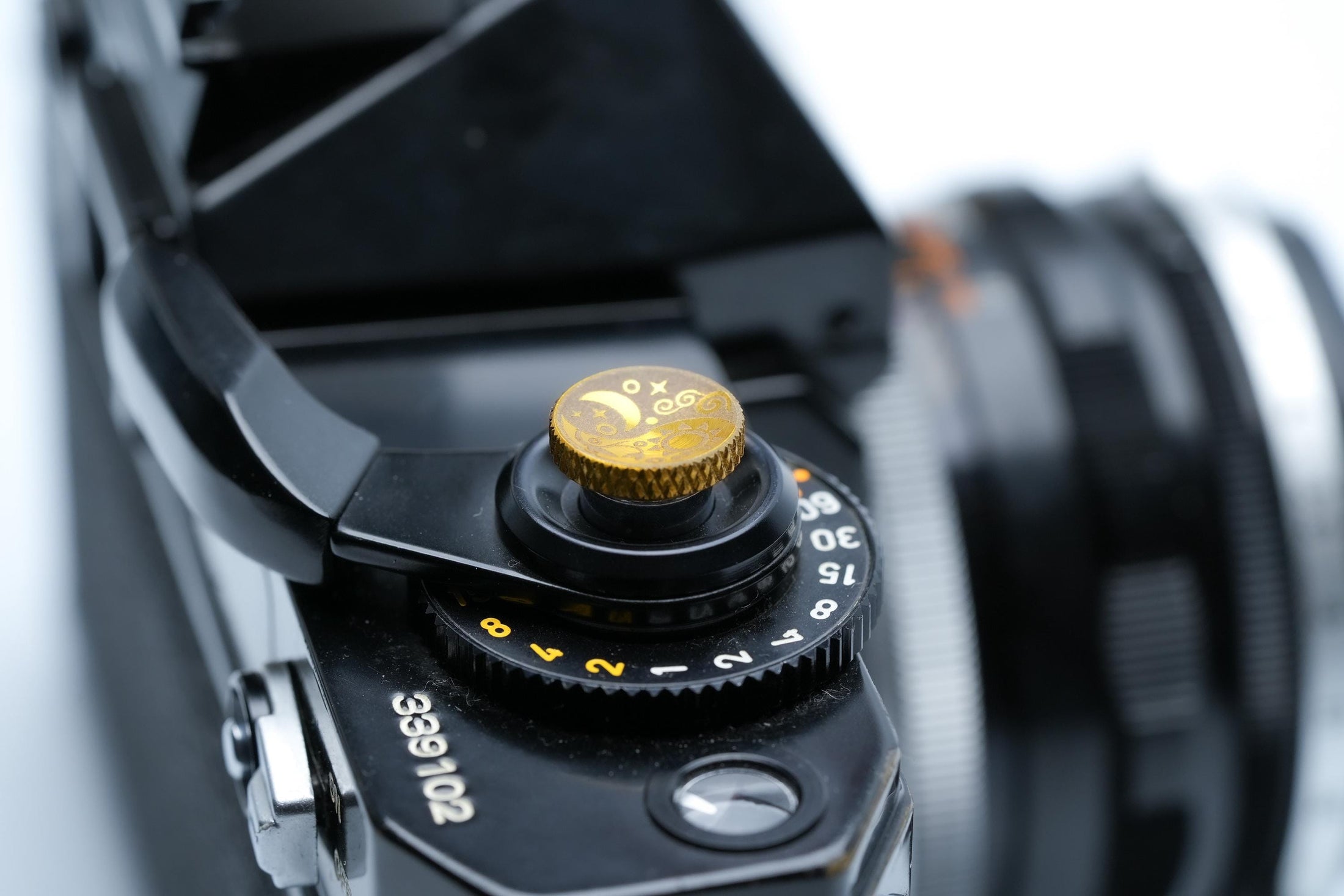 Soleluna ontspanknop Yin Yang – messing goudkleurig – zon en maan gravure voor Fujifilm X100VI, Sony, Nikon, Leica & analoge camera’s