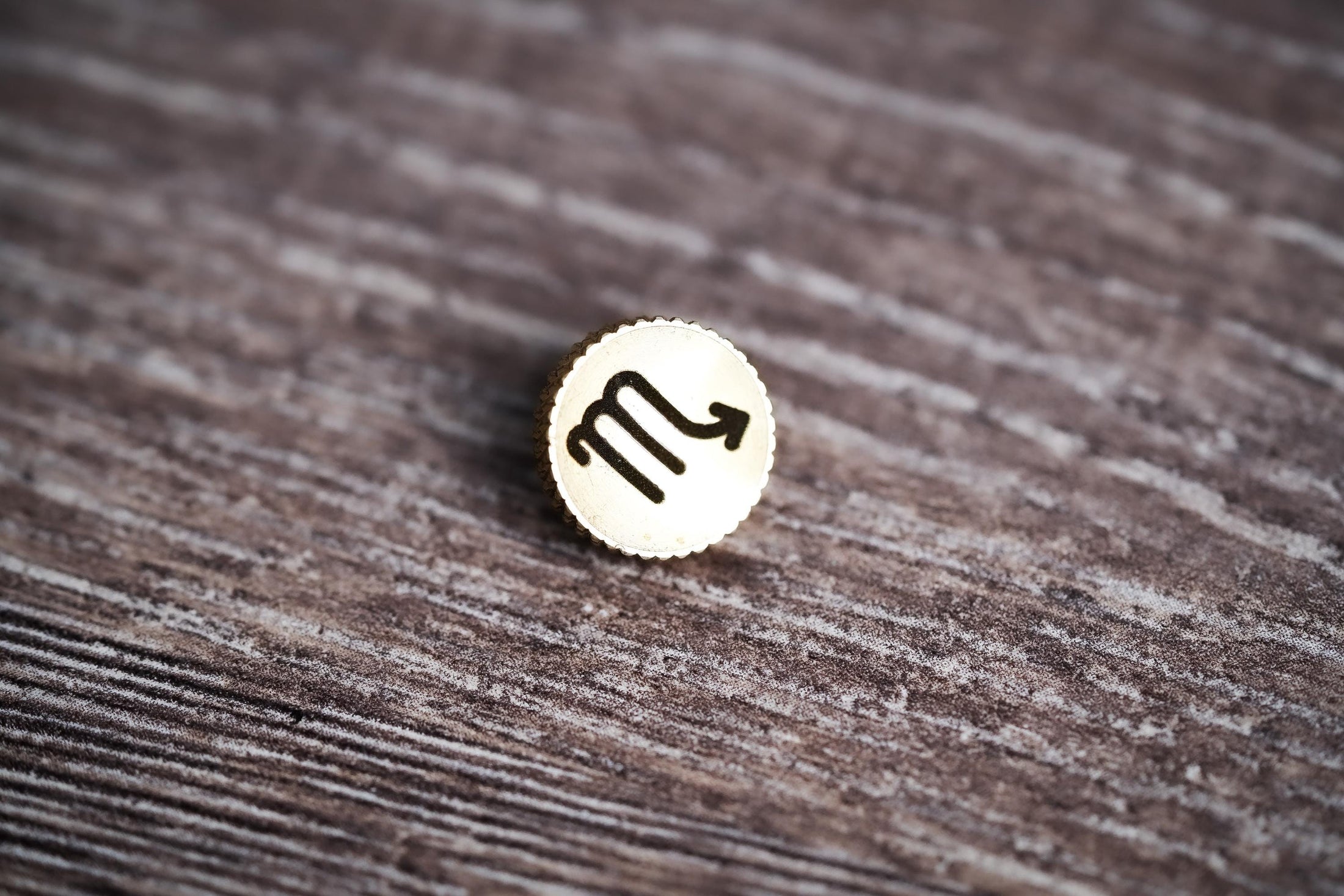 Ontspanknop sterrenbeeld Schorpioen – Scorpio symbool – licht messing – gelaserd & met de hand afgewerkt