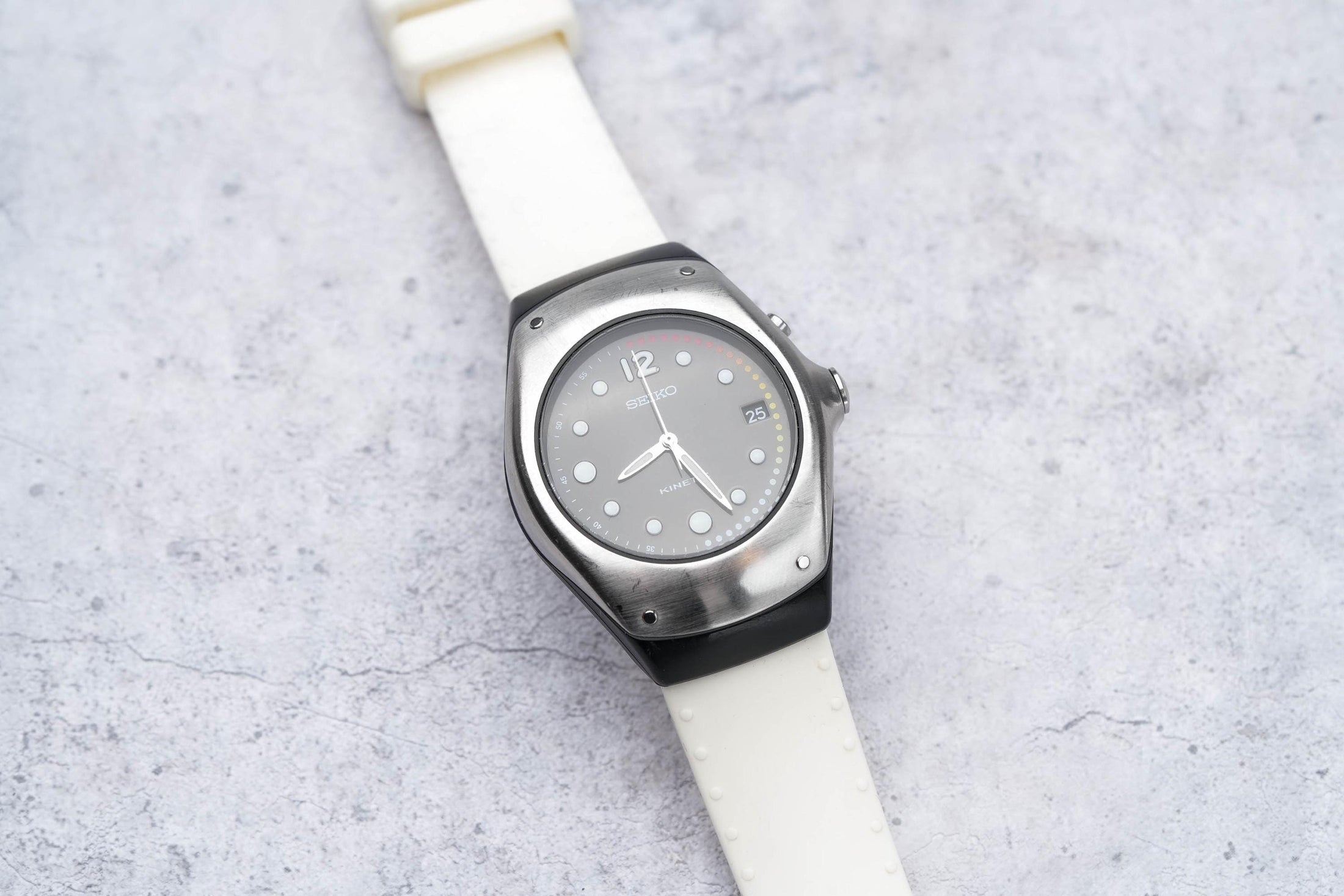 Seiko Kinetic 5M42-0E49 - Vintage Stijl met Witte Siliconen Band | Goed Werkend
