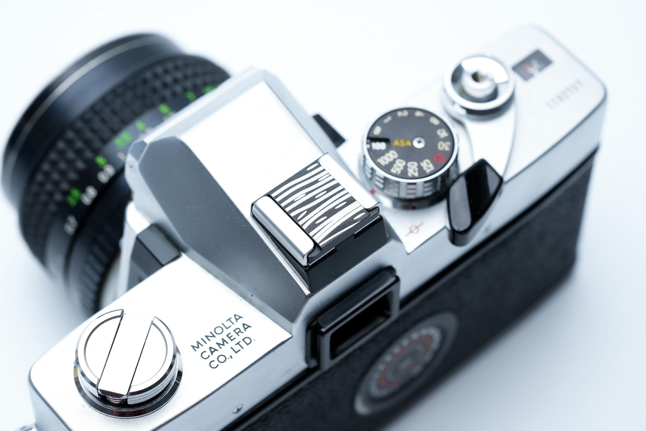 Abstracte flitsschoendeksel – gelaserd aluminium – zwart gecoat – standaard hotshoe