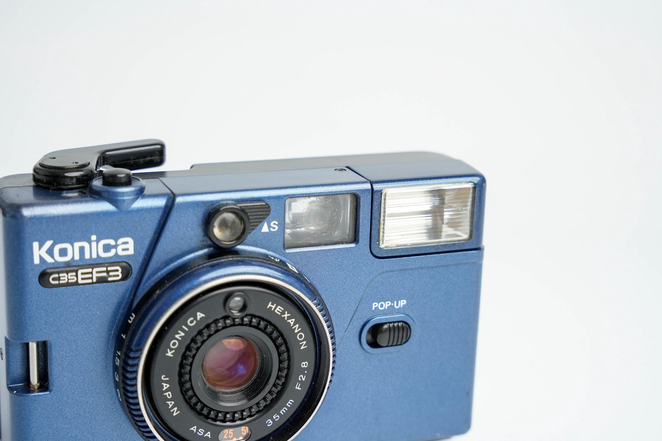 Konica C35 EF3 – Compacte 35mm Point & Shoot met Lichtsterke Hexanon 35mm f/2.8