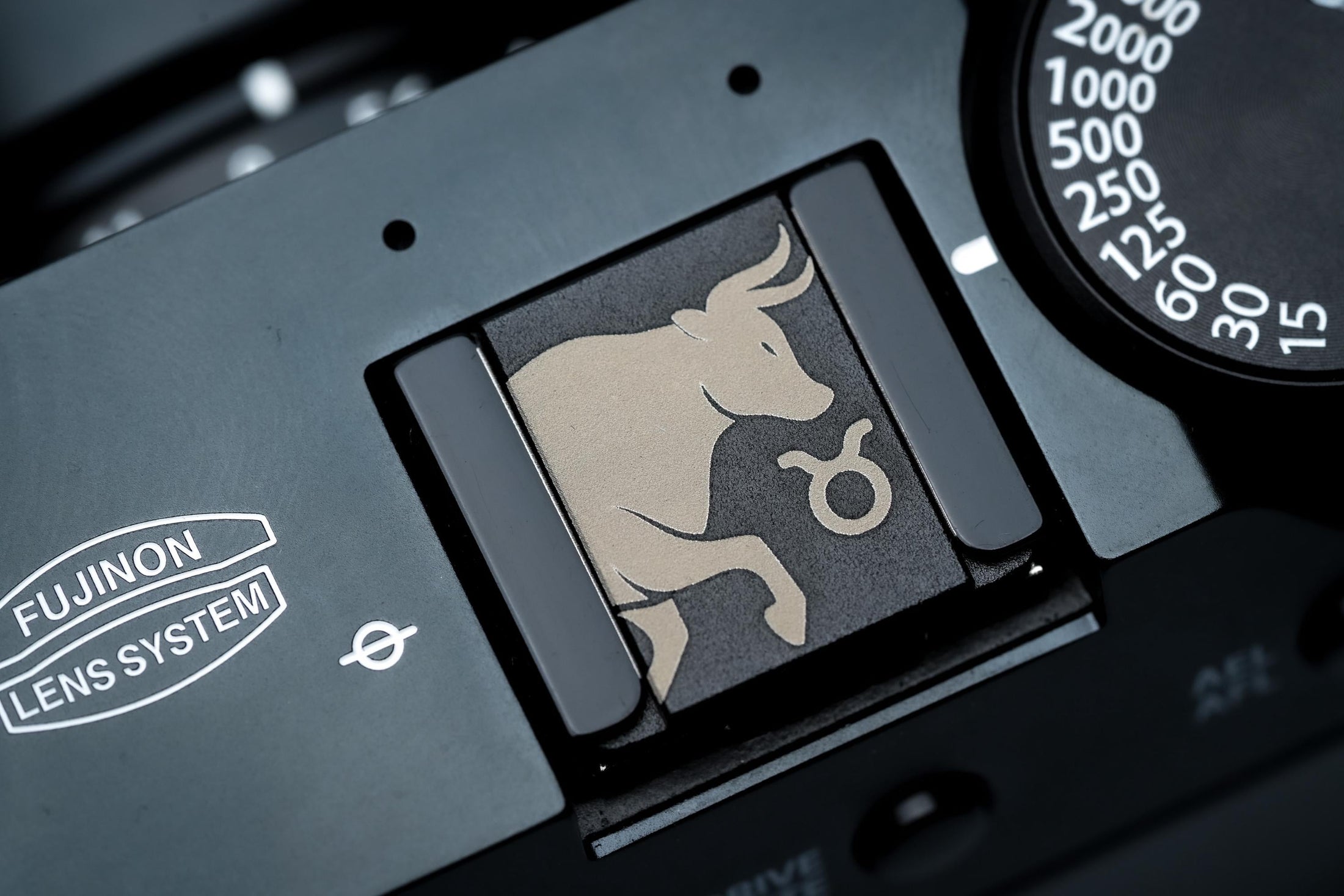 Hotshoe cover Stier sterrenbeeld – Taurus symbool & stier gravure – zwart aluminium camera accessoire voor Fujifilm X100VI, Sony, Nikon by Unseend