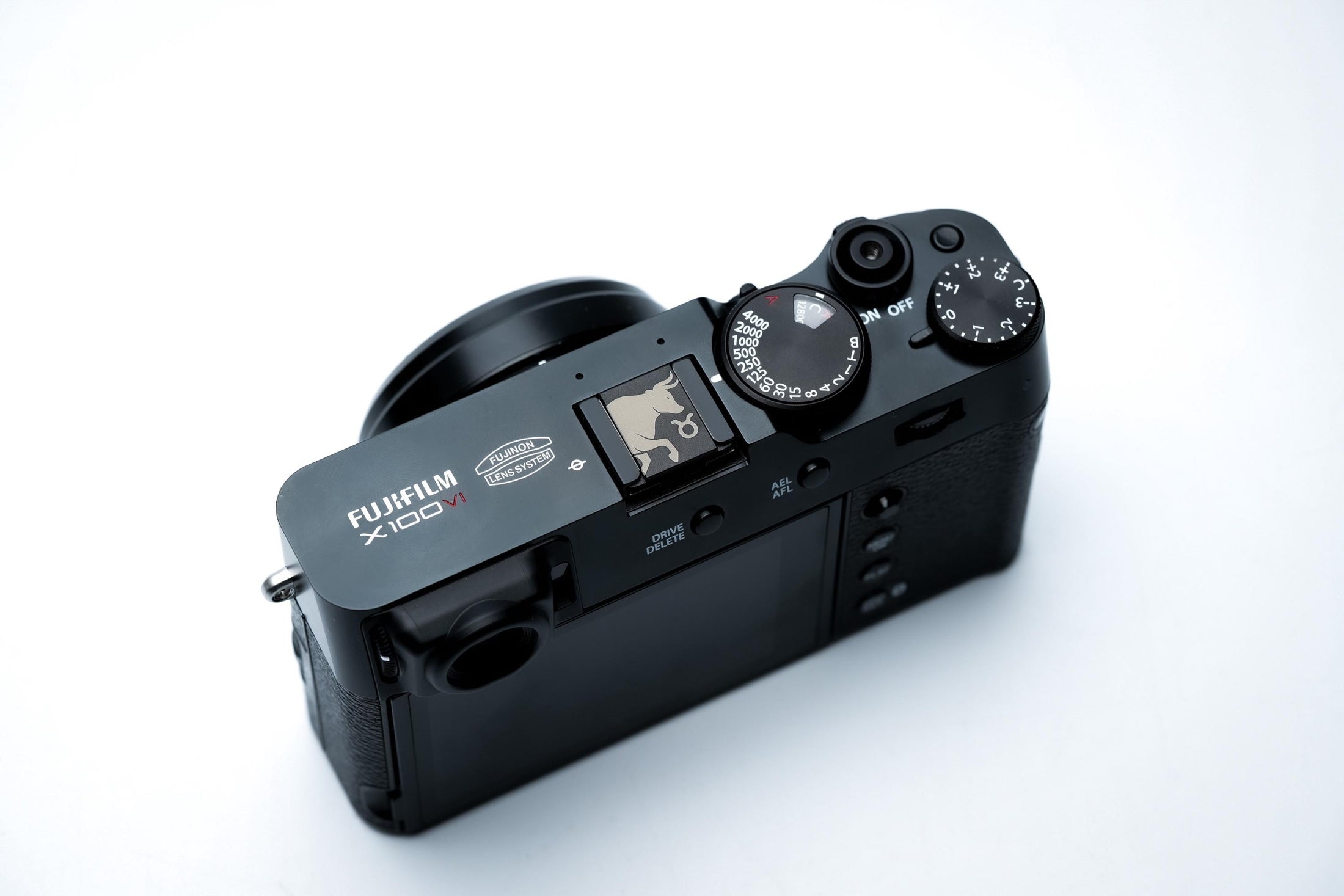 Hotshoe cover Stier sterrenbeeld – Taurus symbool & stier gravure – zwart aluminium camera accessoire voor Fujifilm X100VI, Sony, Nikon by Unseend