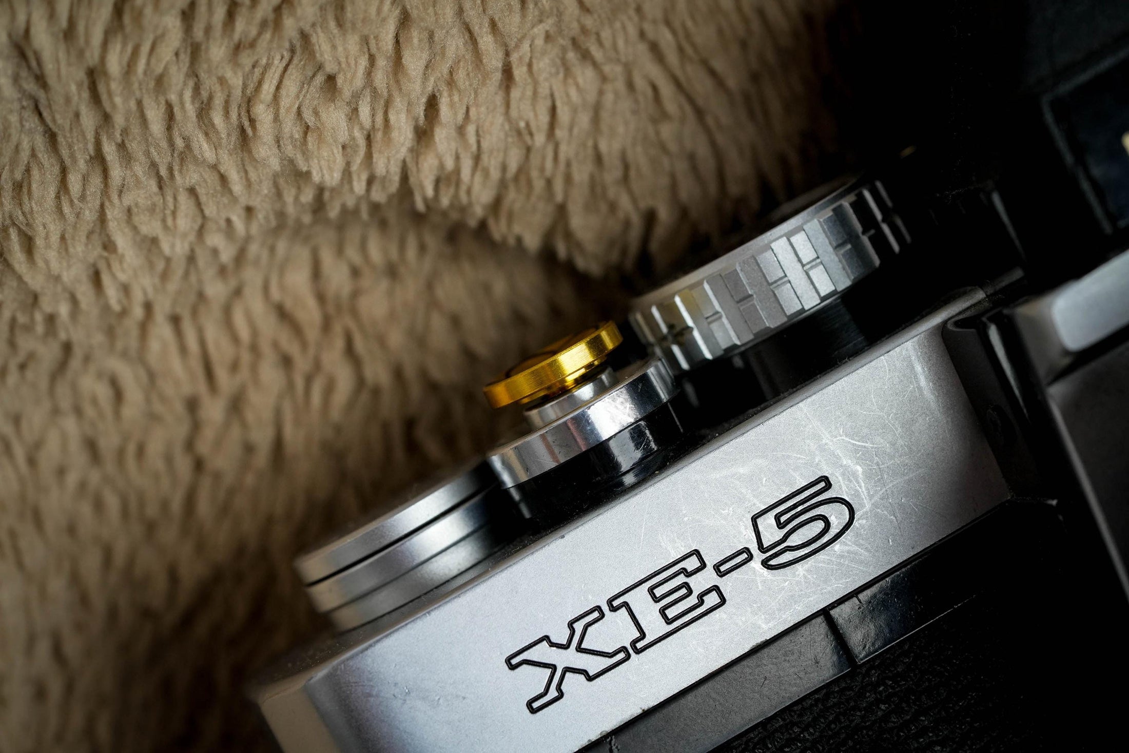 Ontspanknop met bloemgravering: Geef je camera een luxe upgrade met deze messing ontspanknop!