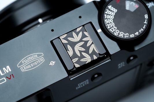 Lasergegraveerde bladeren hotshoe cover – zwart aluminium sierkap voor Fujifilm X100VI, Minolta & andere camera’s by Unseend