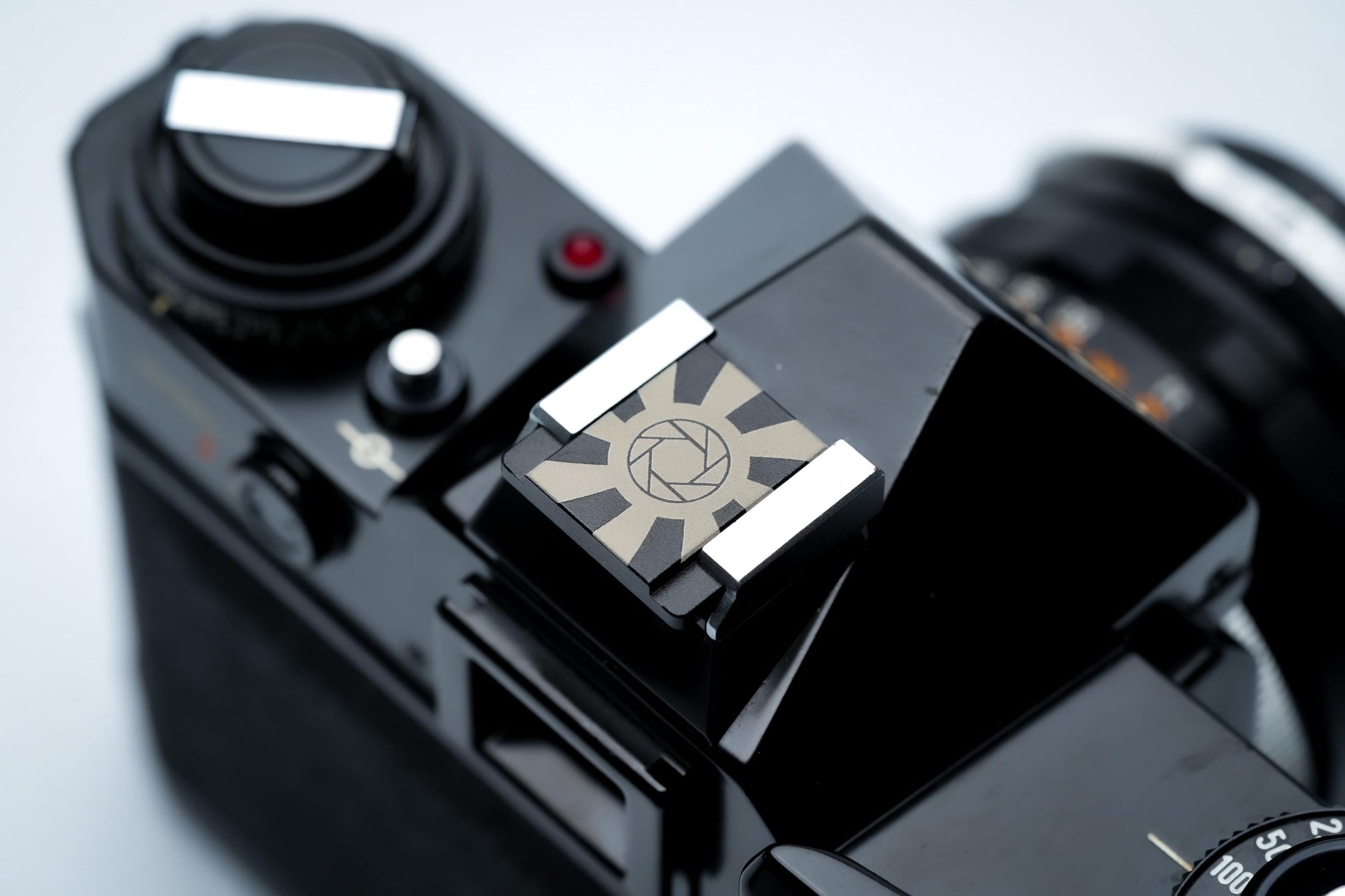 Hotshoe cover camera diafragma & zonnestralen – grafisch zwart aluminium ontwerp voor Fujifilm X100VI, Sony, Canon, Nikon en meer