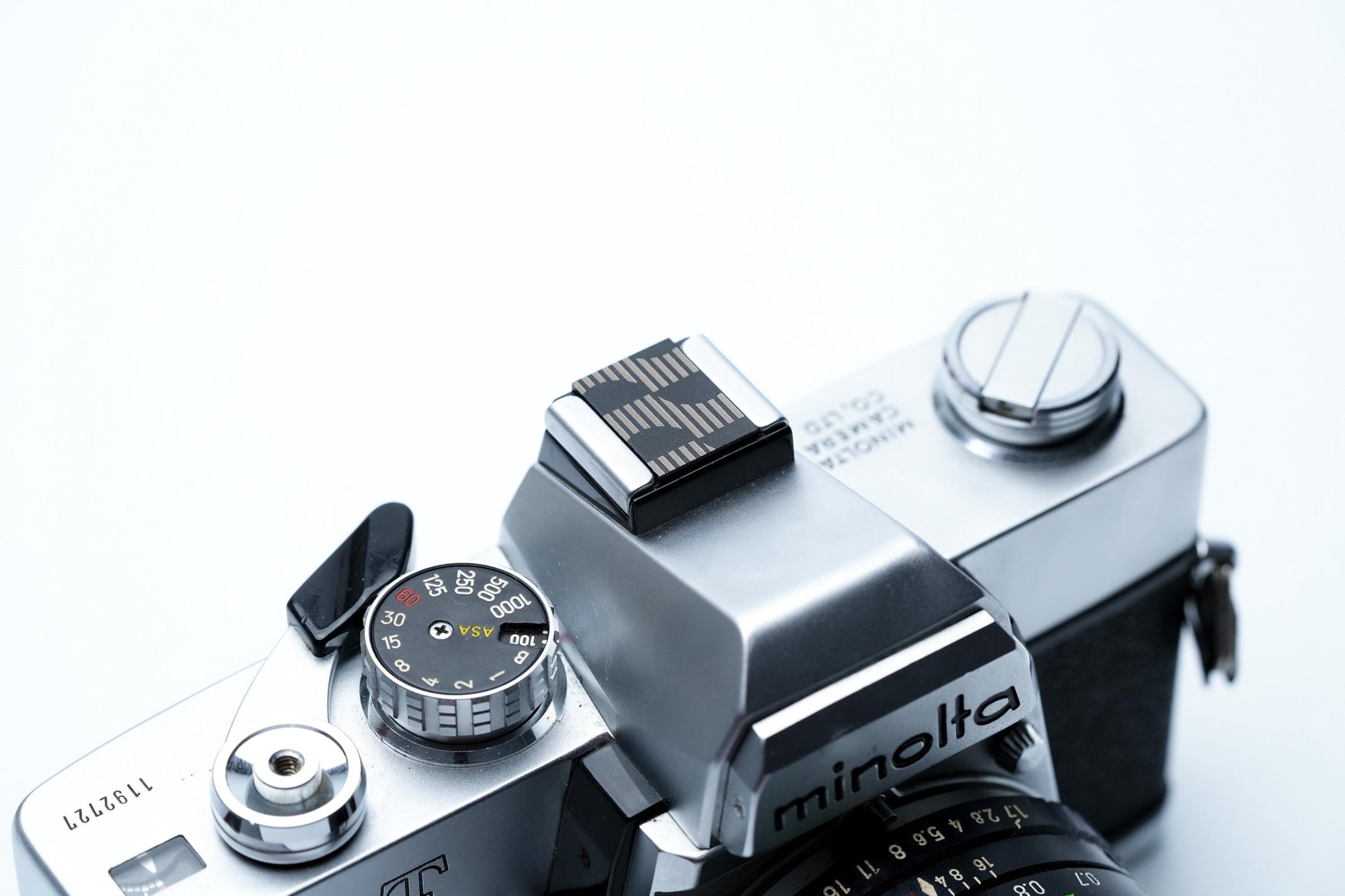 Bauhaus flitsschoendeksel – gelaserd aluminium – zwart gecoat – geometrisch design met lijnen en cirkels