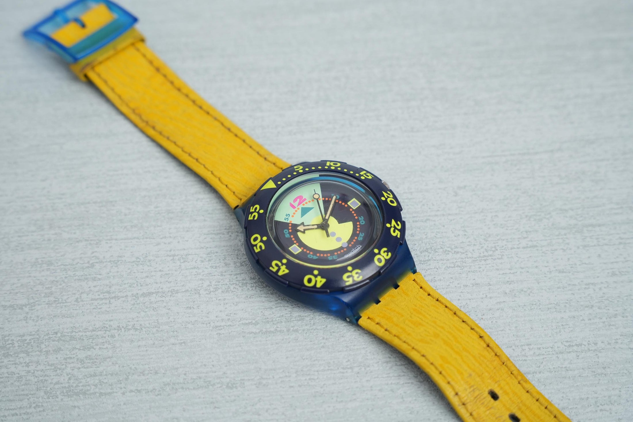 Swatch Scuba 200 "Divine" SDN102 – Vintage Duikhorloge 1990 met Gele Leren Band