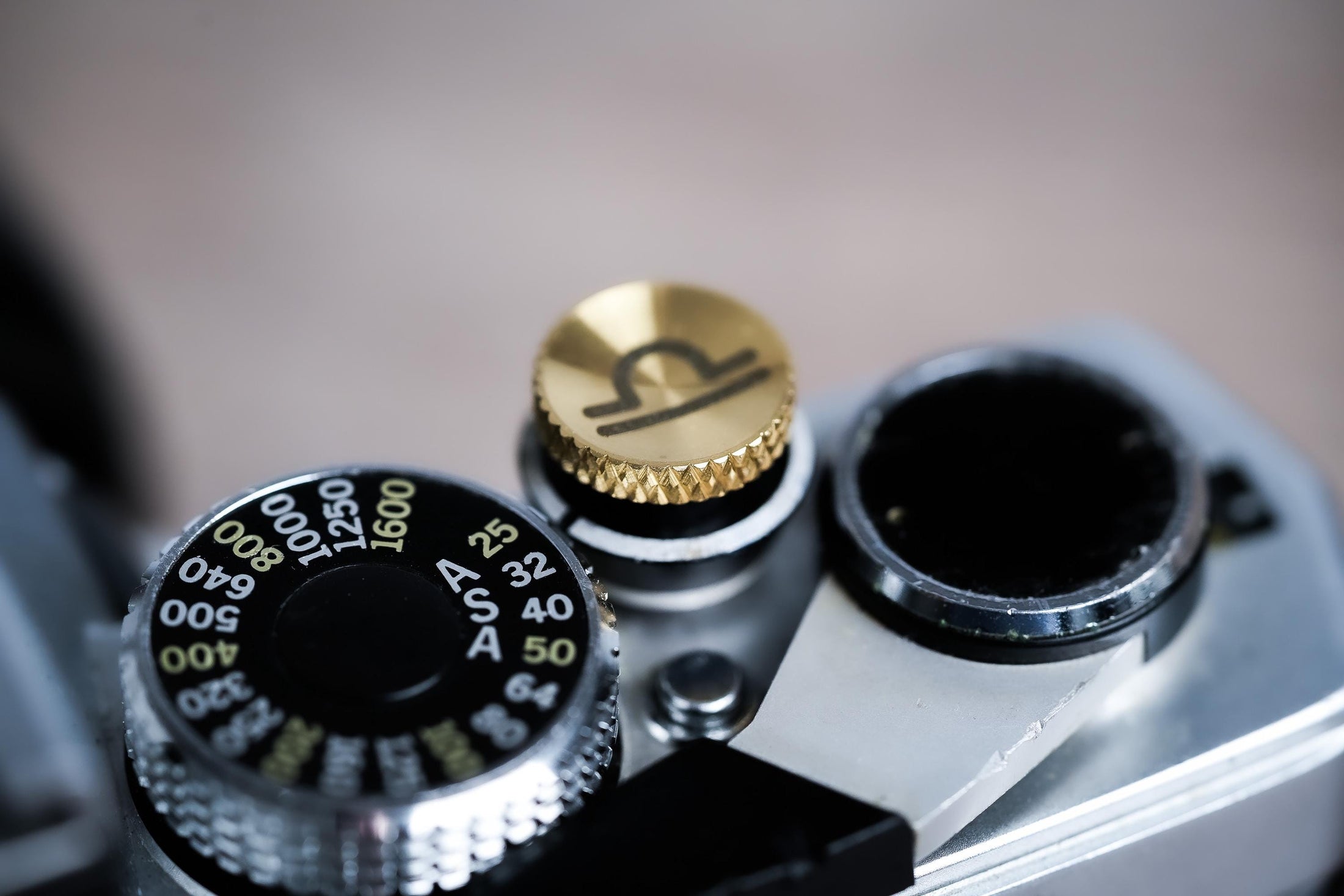 Ontspanknop sterrenbeeld Weegschaal – Libra symbool – licht messing – gelaserd & handgemaakt