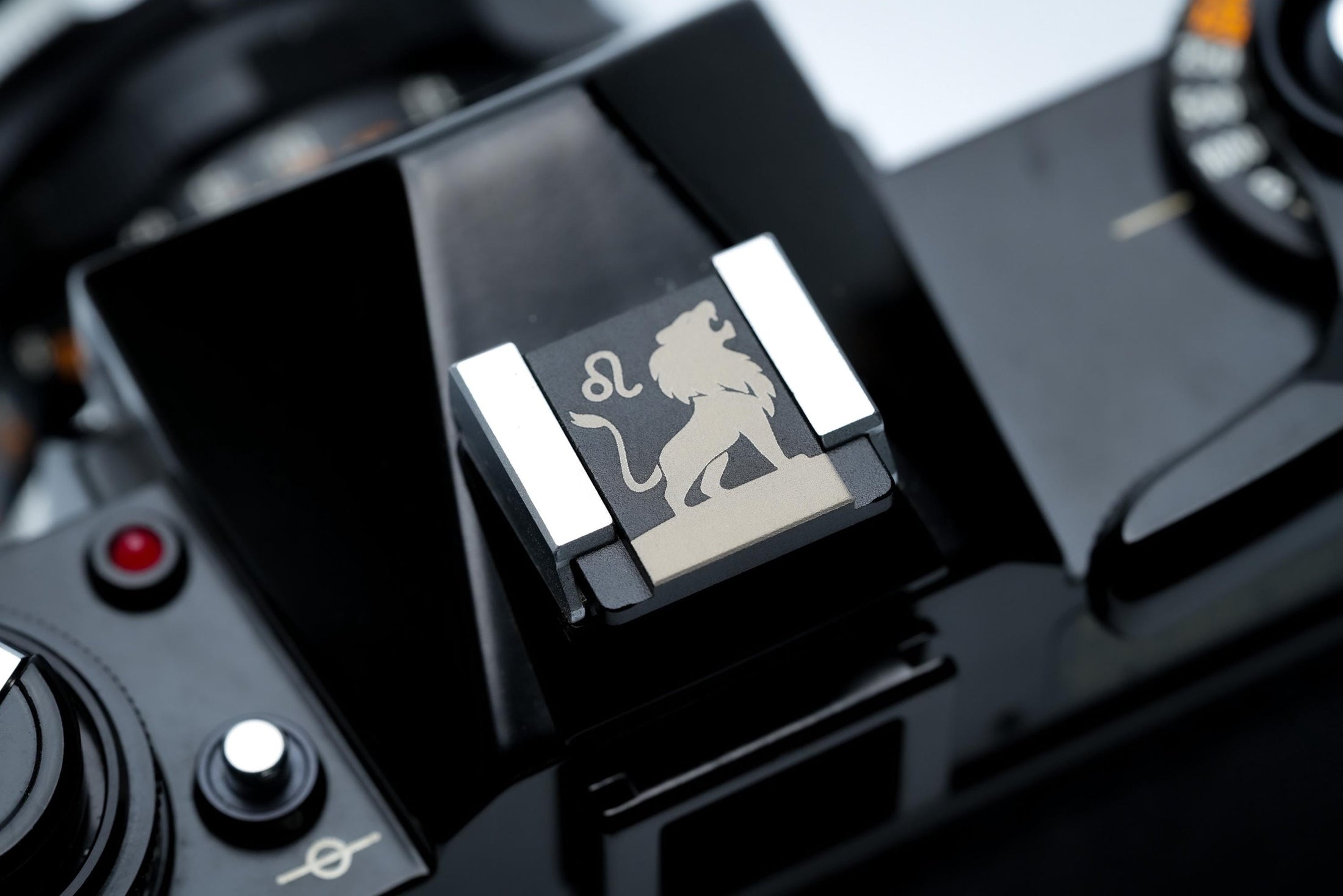 Hotshoe cover leeuw sterrenbeeld – zwart aluminium flitsschoen accessoire voor Fujifilm X100VI, Canon & meer