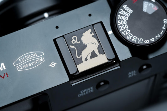 Hotshoe cover leeuw sterrenbeeld – zwart aluminium flitsschoen accessoire voor Fujifilm X100VI, Canon & meer