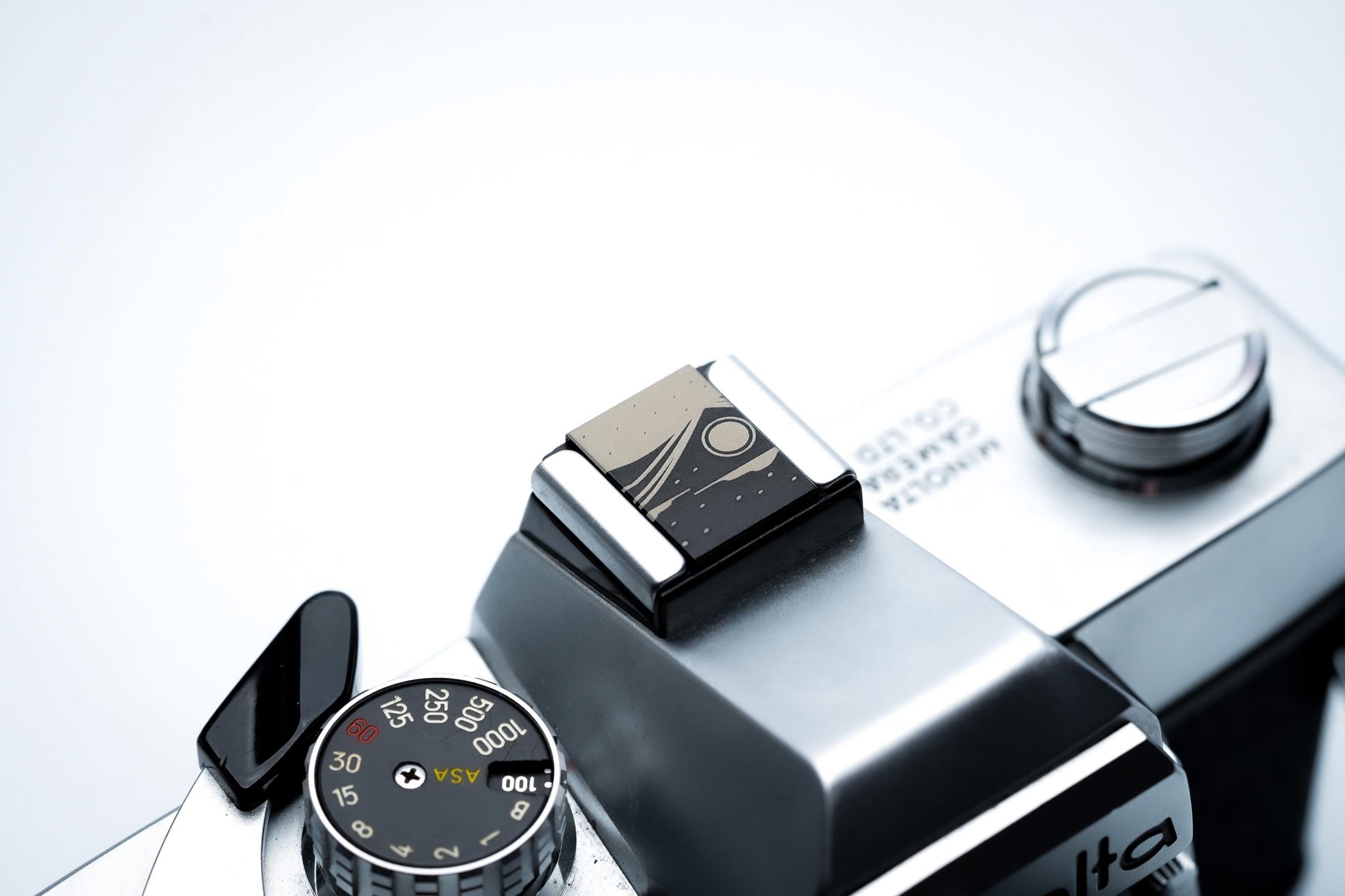 Hotshoe cover maan & woestijnlijn – line-art gravure in zwart aluminium – voor Fujifilm X100VI, Sony, Nikon, Canon en meer by Unseend