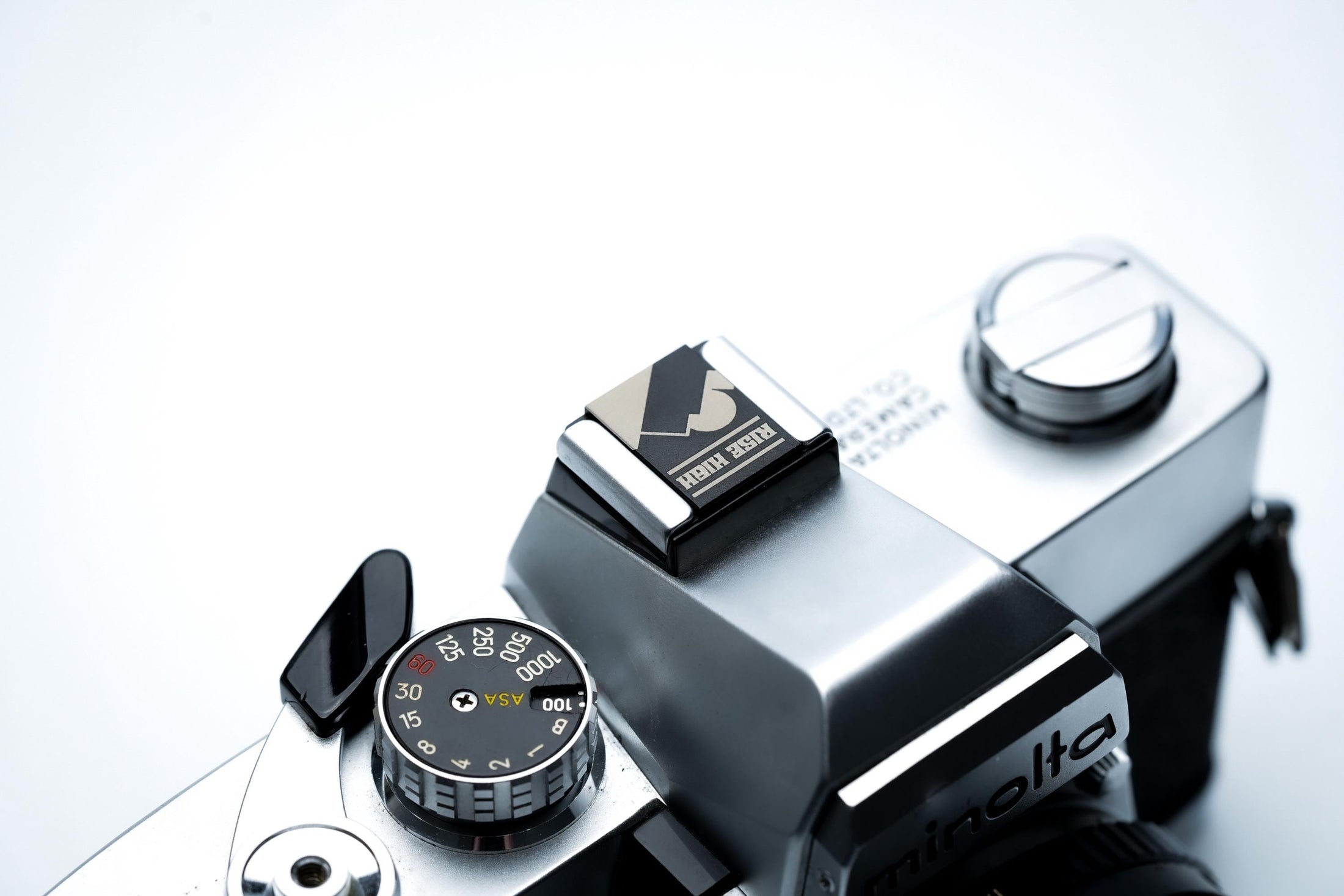 Hotshoe cover bergen & zon – "Rise High" gravure in zwart aluminium – berglandschap camera-accessoire voor Fujifilm X100VI, Sony, Nikon