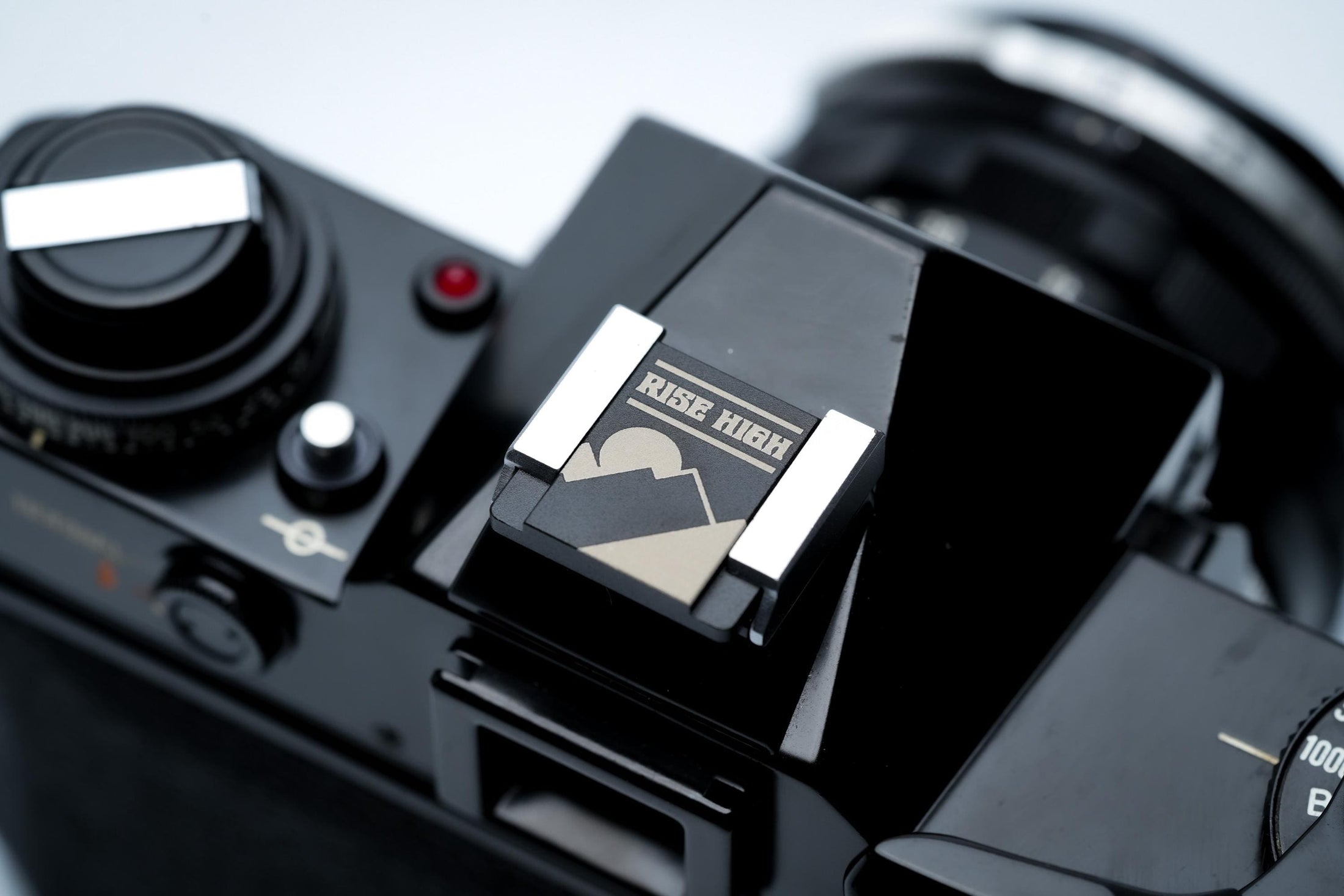 Hotshoe cover bergen & zon – "Rise High" gravure in zwart aluminium – berglandschap camera-accessoire voor Fujifilm X100VI, Sony, Nikon