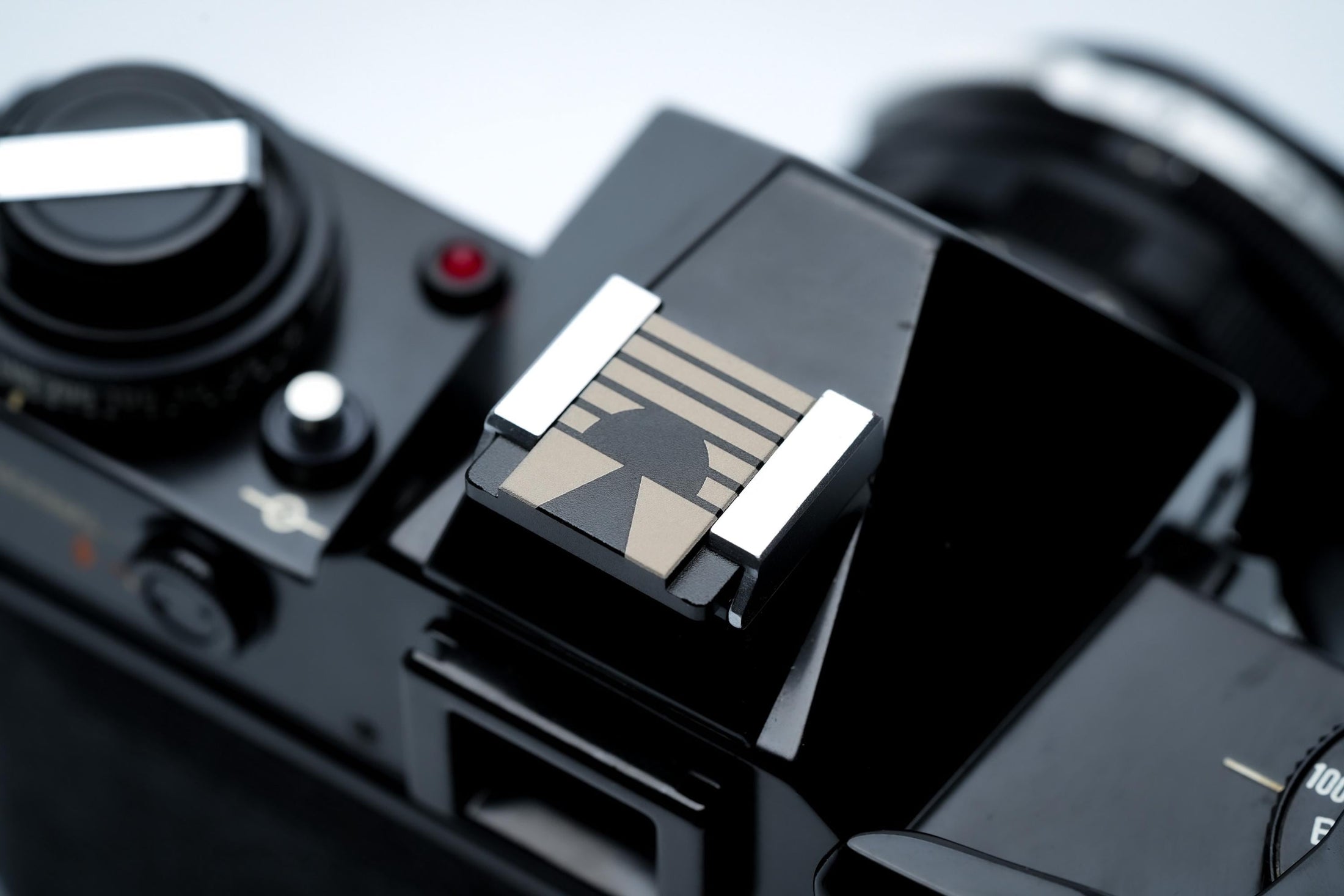 Hotshoe cover Bauhaus zonsondergang – minimalistisch horizon design – zwart aluminium flitsschoen accessoire voor Fujifilm X100VI, Sony