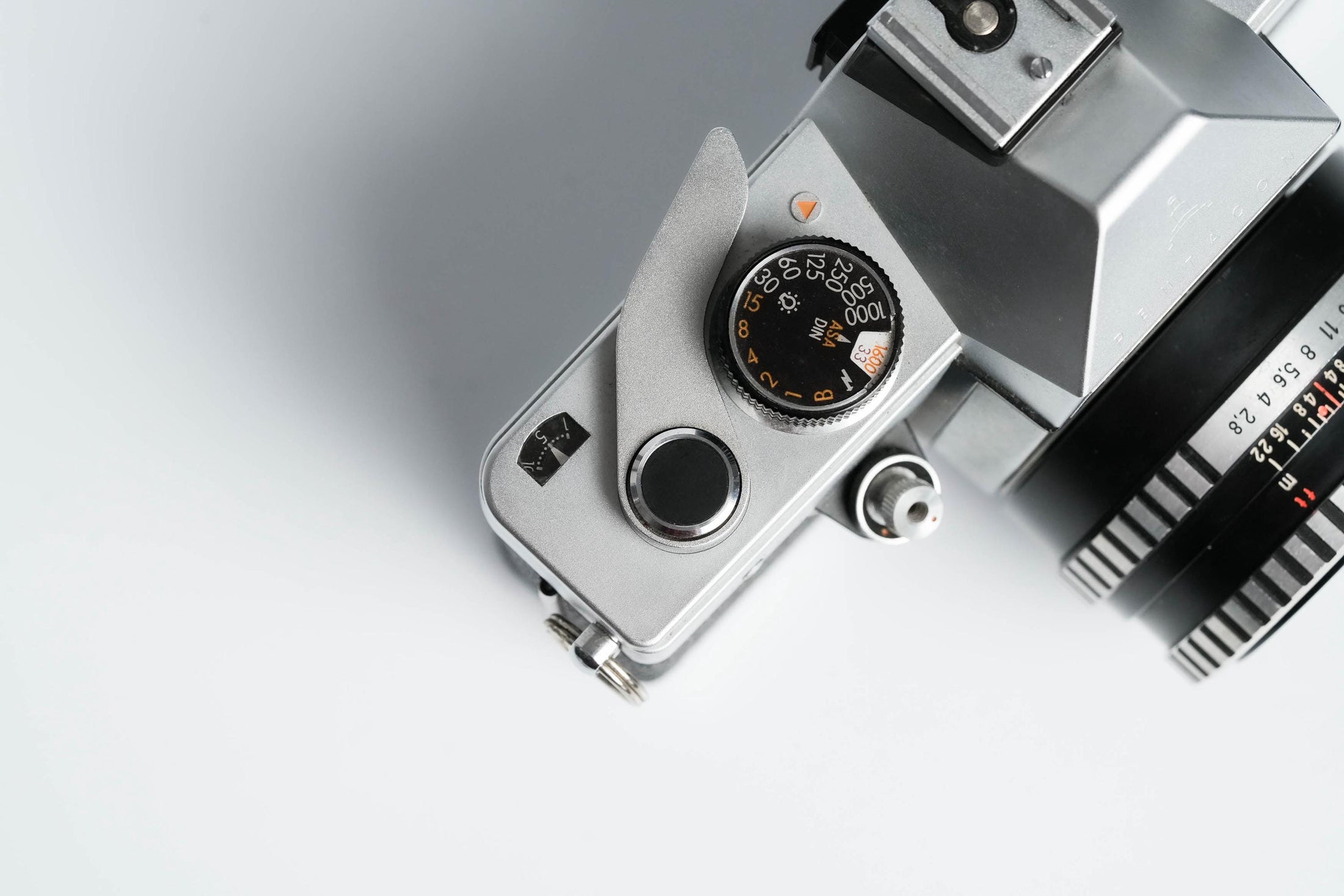 Praktica L + Carl Zeiss Jena 50mm f/2.8 + Gratis 35mm film – Klassieke DDR SLR