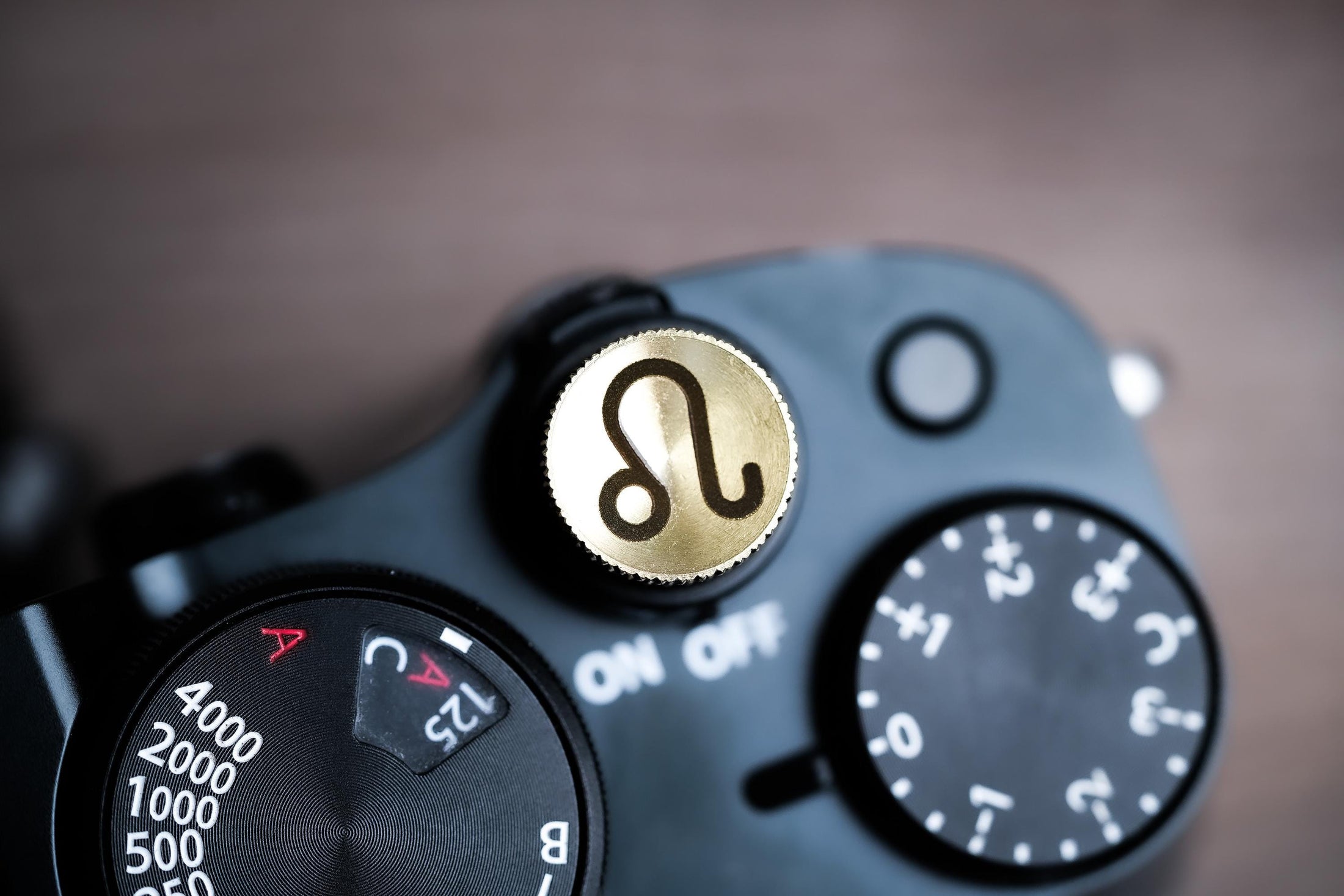 Ontspanknop sterrenbeeld Leeuw – Leo symbool – licht messing – gelaserd & handgemaakt