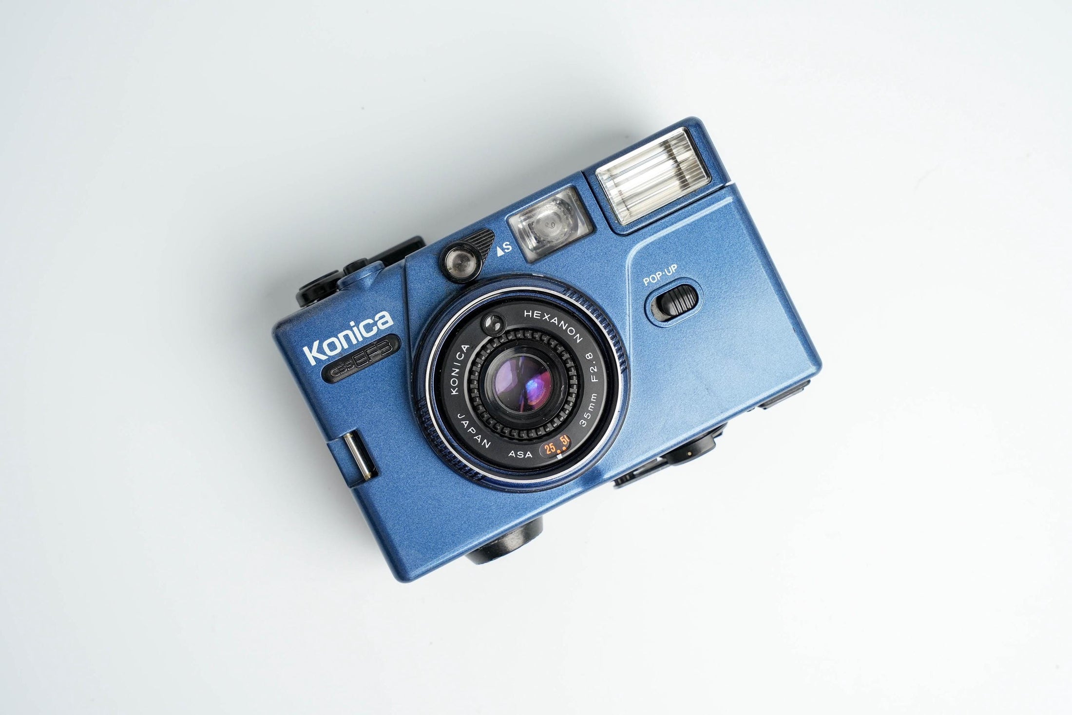 Konica C35 EF3 – Compacte 35mm Point & Shoot met Lichtsterke Hexanon 35mm f/2.8