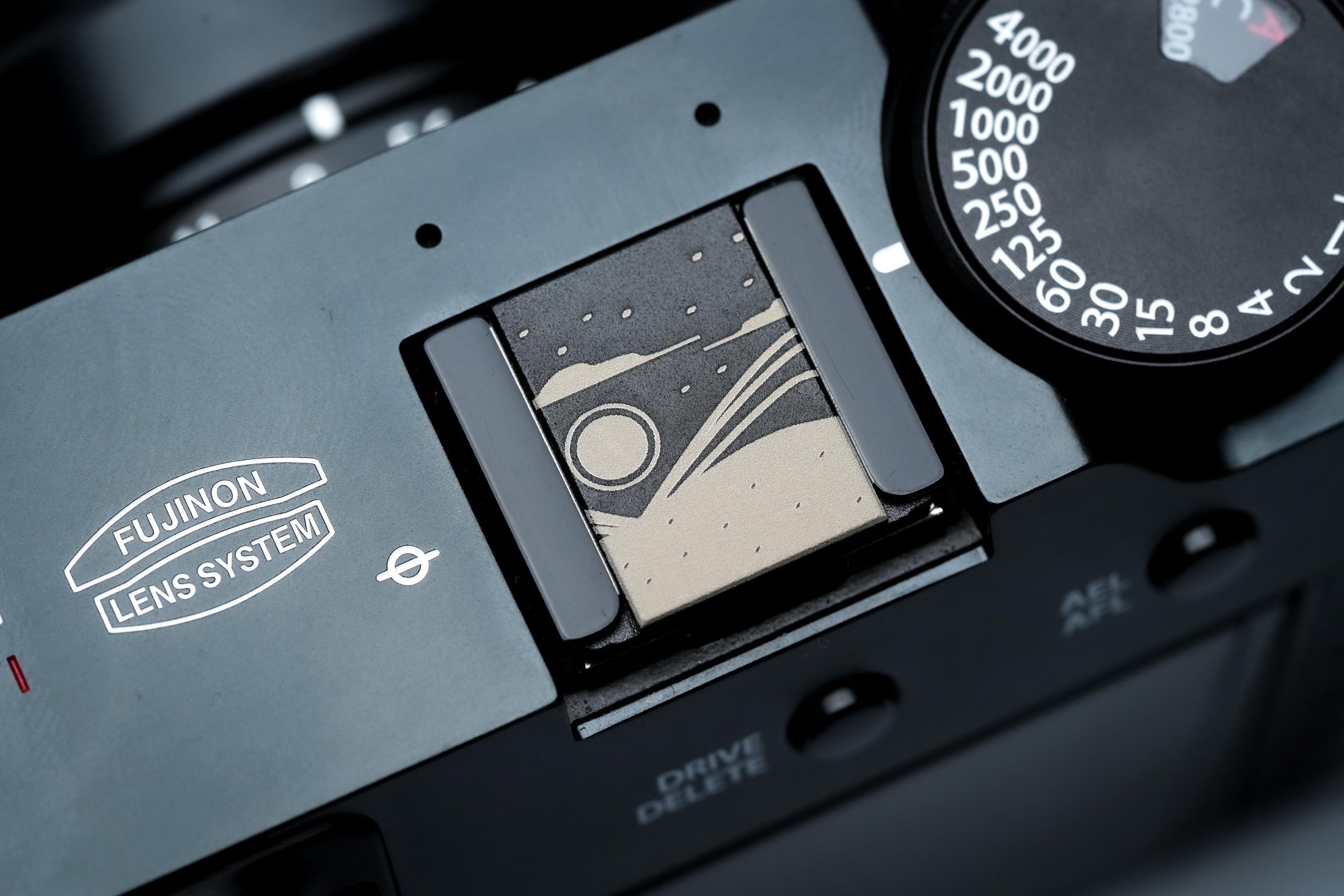 Hotshoe cover maan & woestijnlijn – line-art gravure in zwart aluminium – voor Fujifilm X100VI, Sony, Nikon, Canon en meer by Unseend