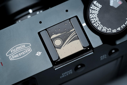 Hotshoe cover maan & woestijnlijn – line-art gravure in zwart aluminium – voor Fujifilm X100VI, Sony, Nikon, Canon en meer by Unseend