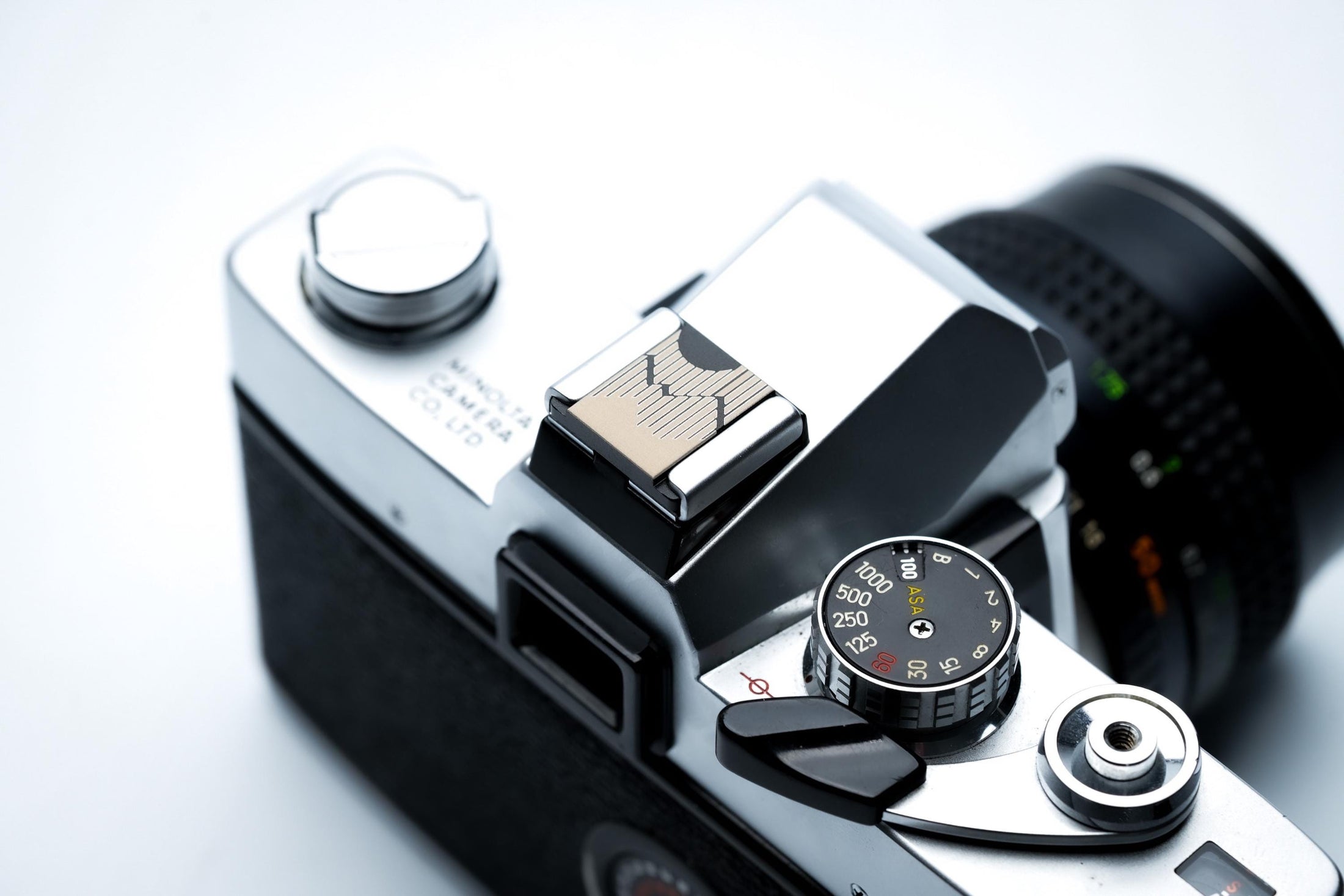 Gegraveerde hotshoe cover met berglijn-art – minimalistisch zwart aluminium camera accessoire voor Fujifilm X100VI, Sony, Nikon, Canon