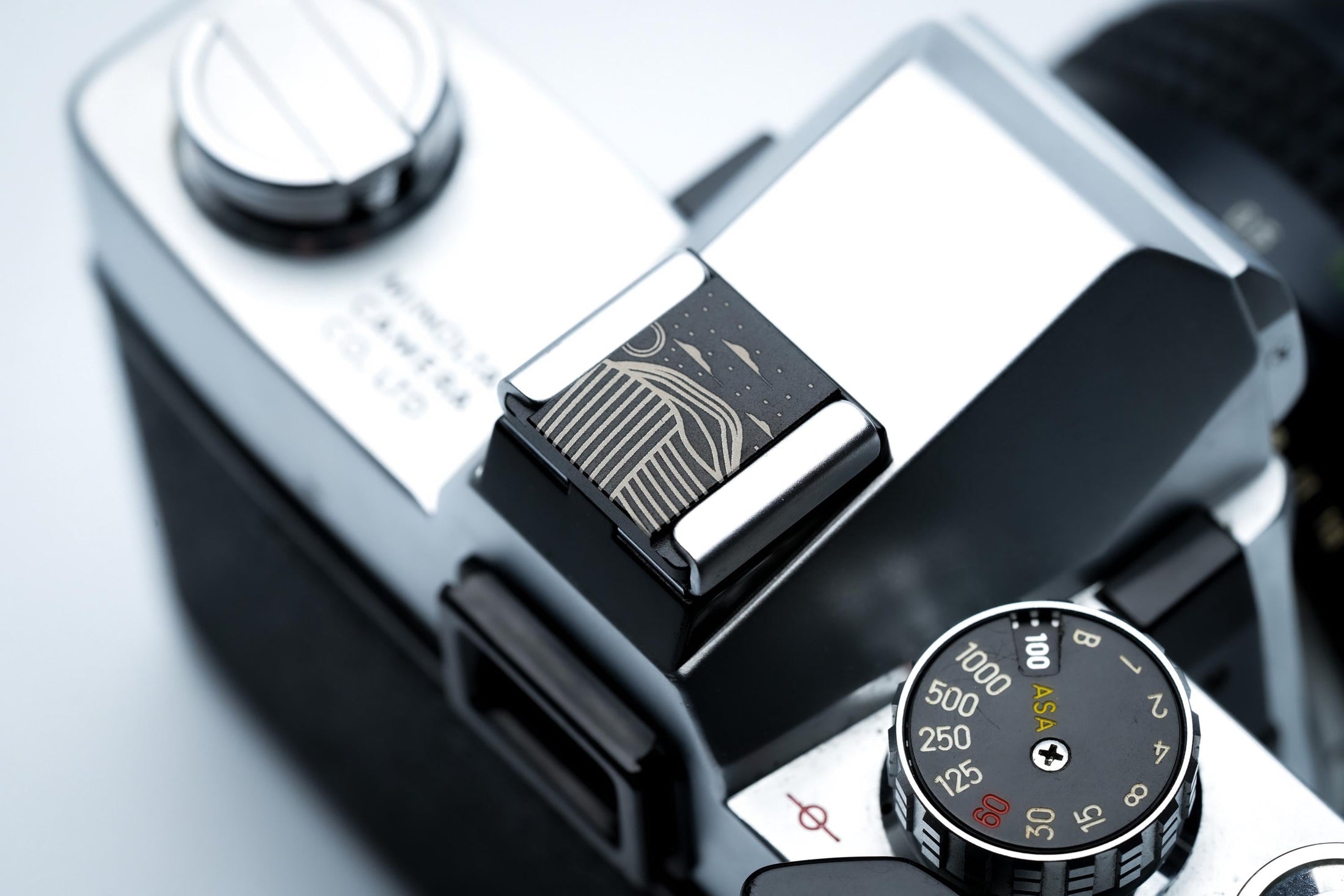 Hotshoe cover landschap in lijnstijl – zwart aluminium camera accessoire met line-art gravure – voor Fujifilm X100VI, Sony, Canon, Minolta