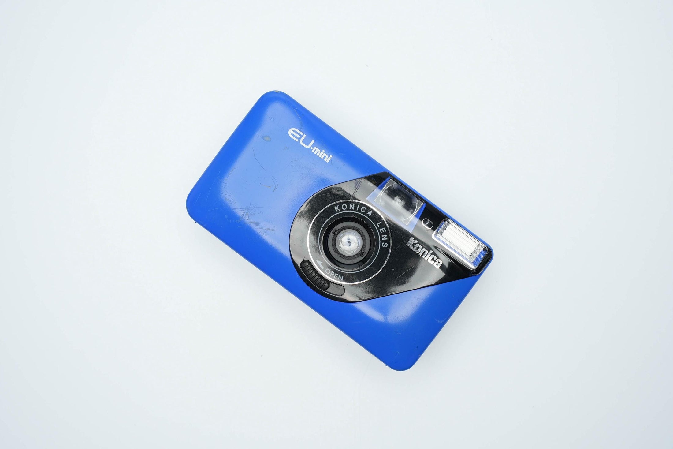 Konica EU-Mini - Compacte 35mm Point-and-Shoot Camera in Iconisch Blauw