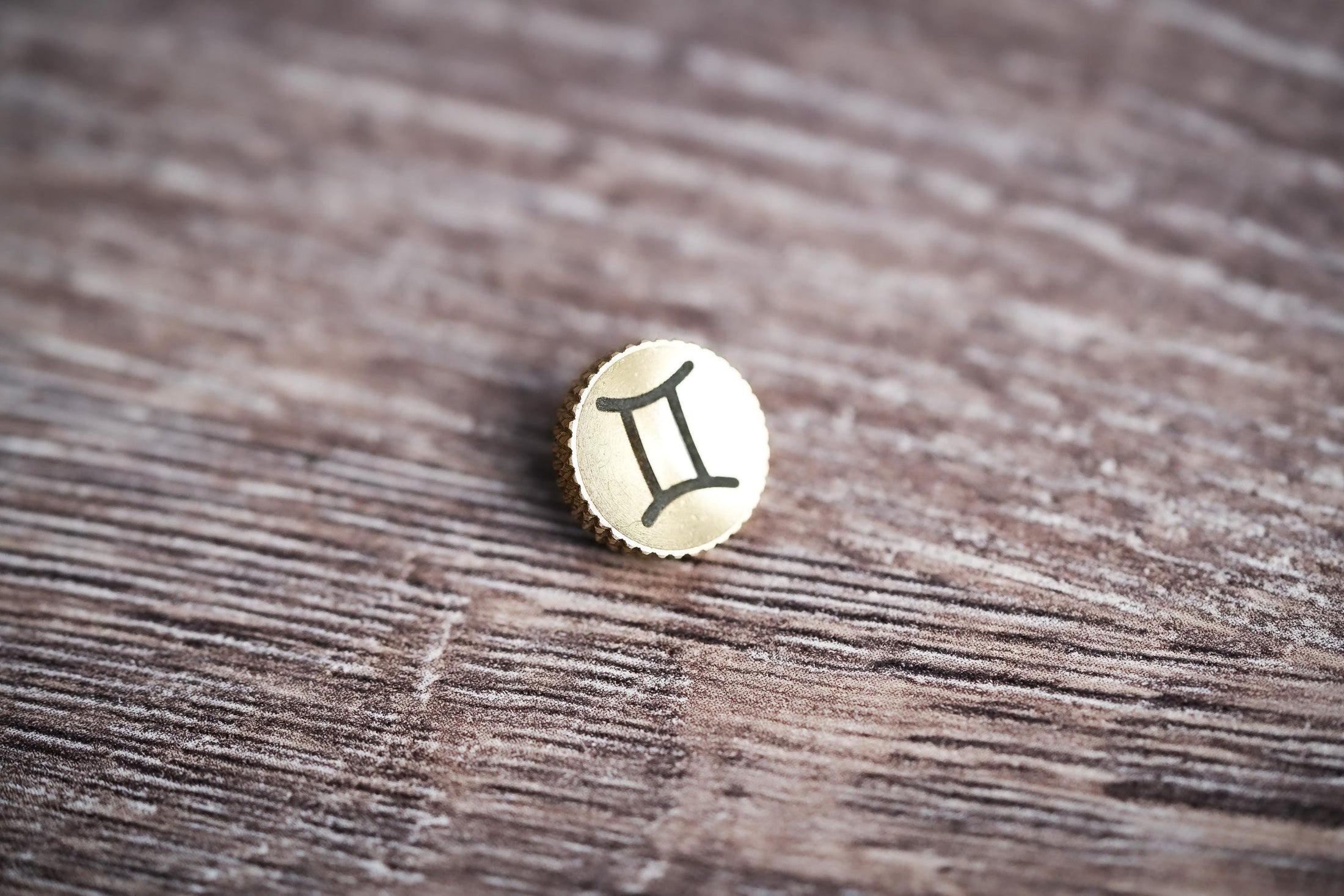 Ontspanknop sterrenbeeld Tweelingen – Gemini symbool – licht messing – gelaserd & handgemaakt