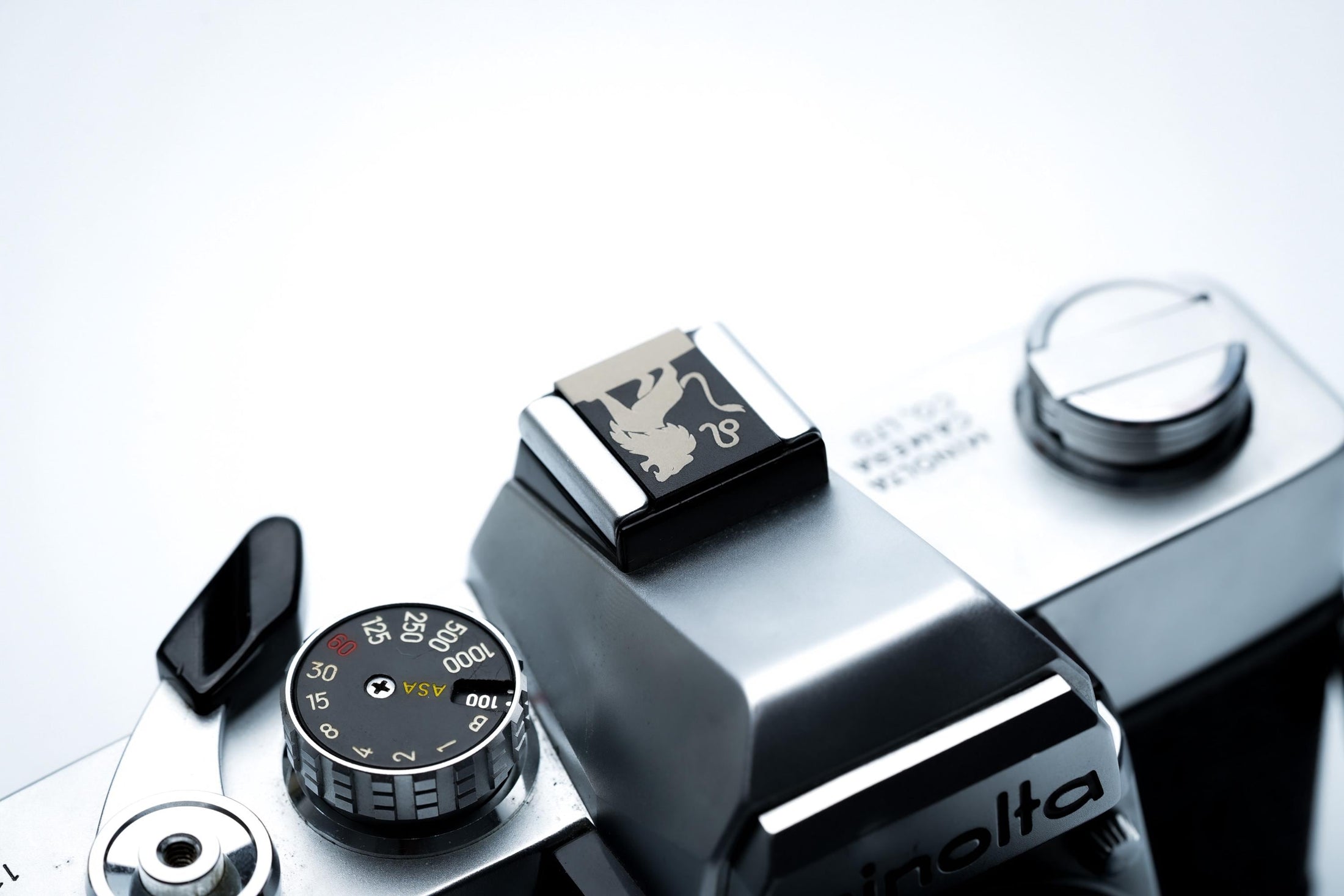 Hotshoe cover leeuw sterrenbeeld – zwart aluminium flitsschoen accessoire voor Fujifilm X100VI, Canon & meer