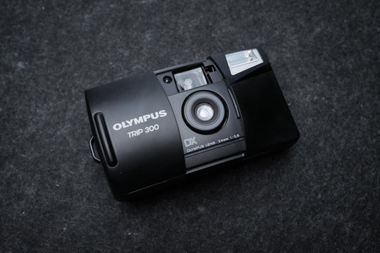Olympus Trip 300 – 35mm compact camera – 1996 – in doos, getest en werkend by Unseend