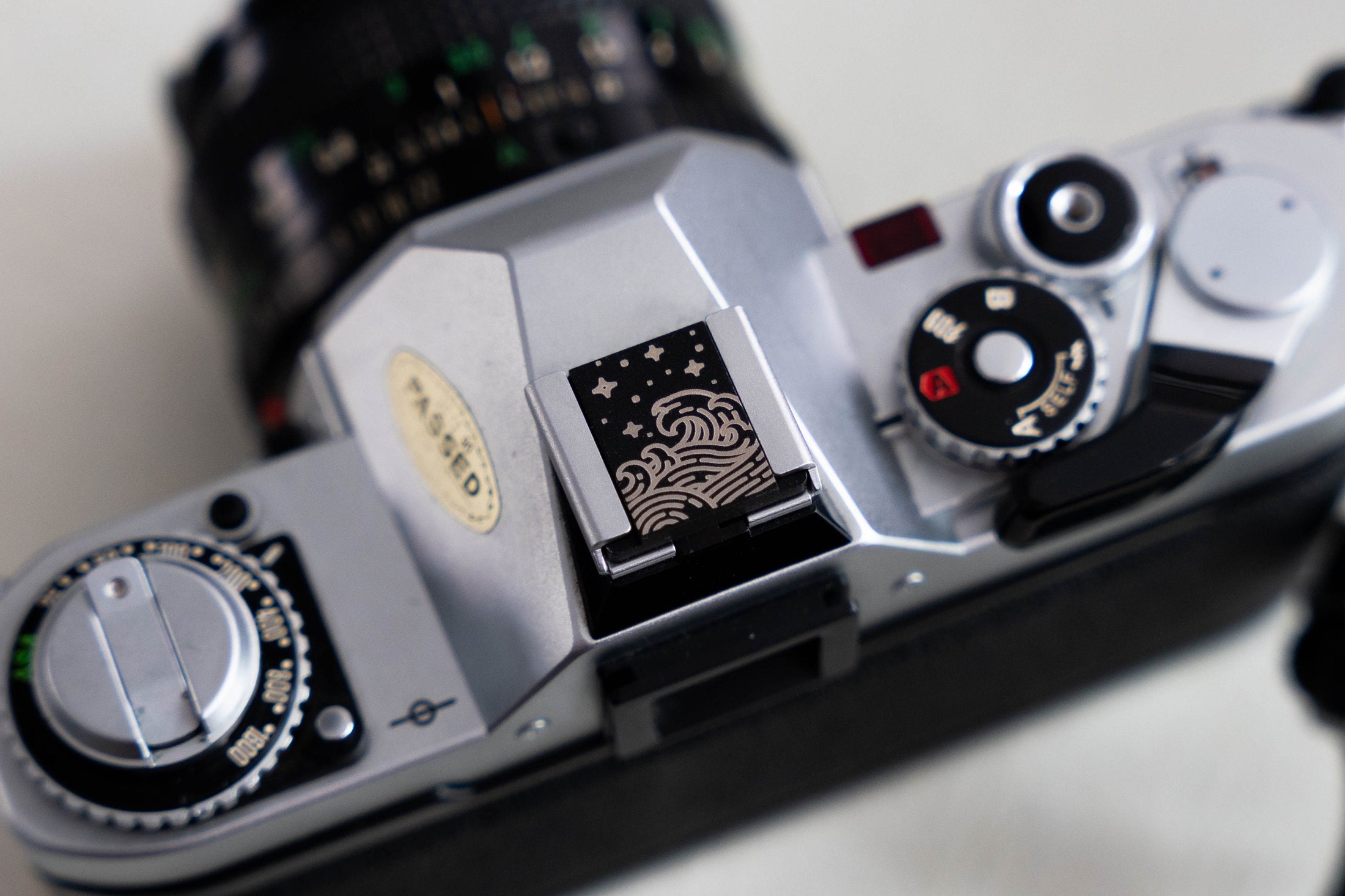 Gepersonaliseerde flitsschoen – "The Japanese Wave" – op maat gegraveerd ontwerp voor camera liefhebbers