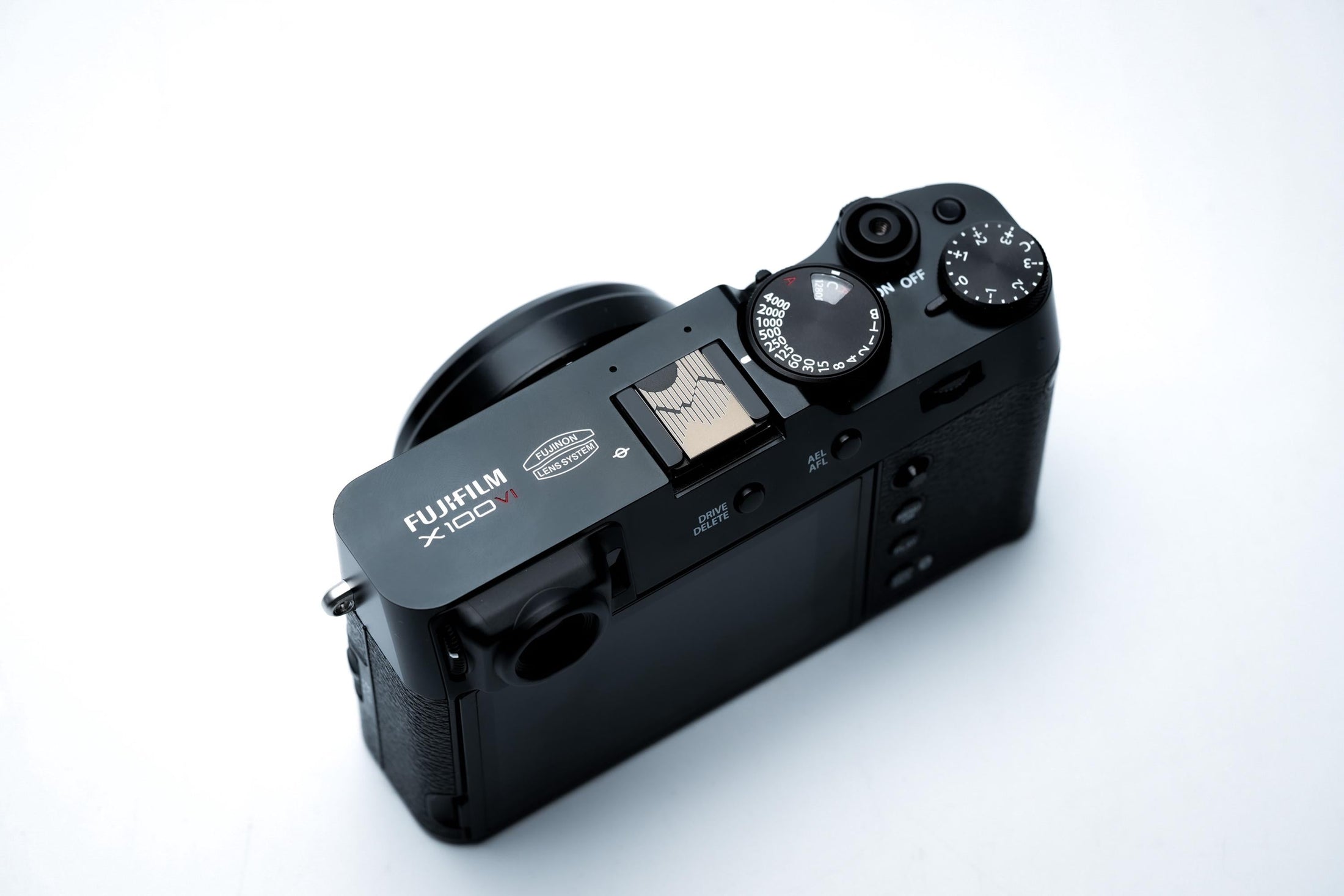 Gegraveerde hotshoe cover met berglijn-art – minimalistisch zwart aluminium camera accessoire voor Fujifilm X100VI, Sony, Nikon, Canon