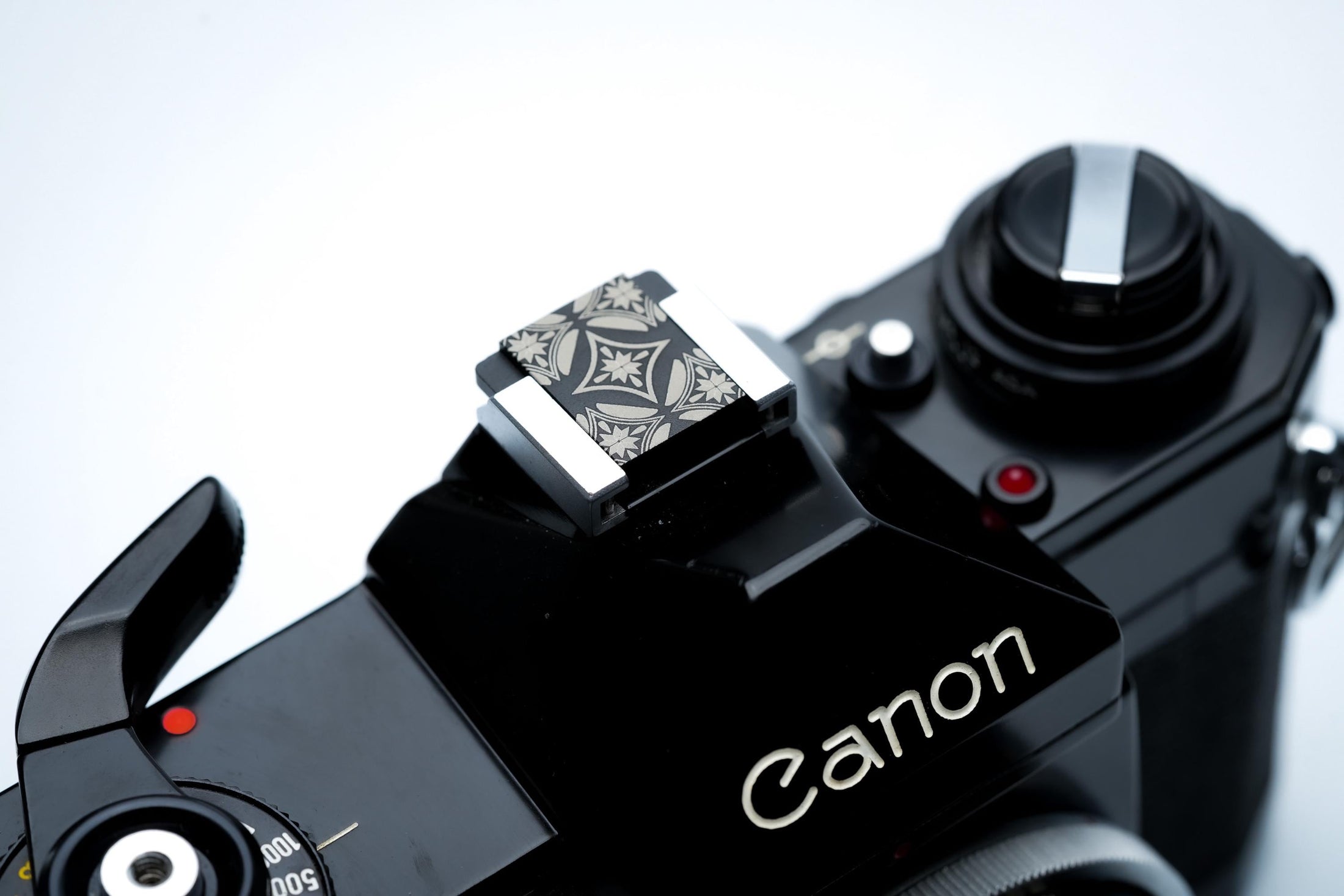 Camera hotshoe sierkap geometrisch patroon – zwart aluminium cover – voor Fujifilm X100VI, Minolta en meer