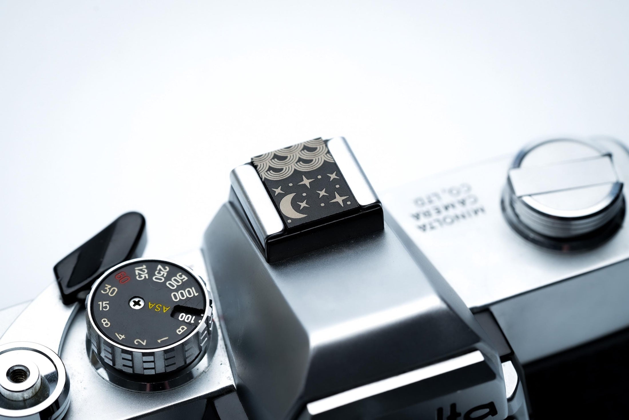 Hotshoe cover Starry Night – maan, sterren & wolken – gegraveerde flitsschoen sierkap voor Fujifilm X100VI, Sony, Canon, Nikon