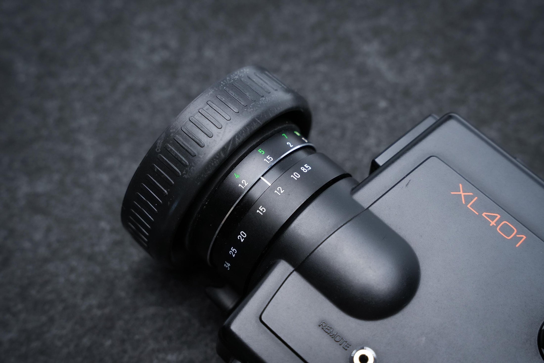 Minolta XL 401 Super 8 Camera uit 1978 – Zwart model met f/1.2 Rokkor-lens – voor creatieve filmmakers, reizigers en retroverzamelaars