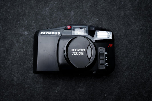 Olympus Superzoom 700XB + Gratis 35mm film – 35mm compact camera – 1997 – compleet in doos by Unseend